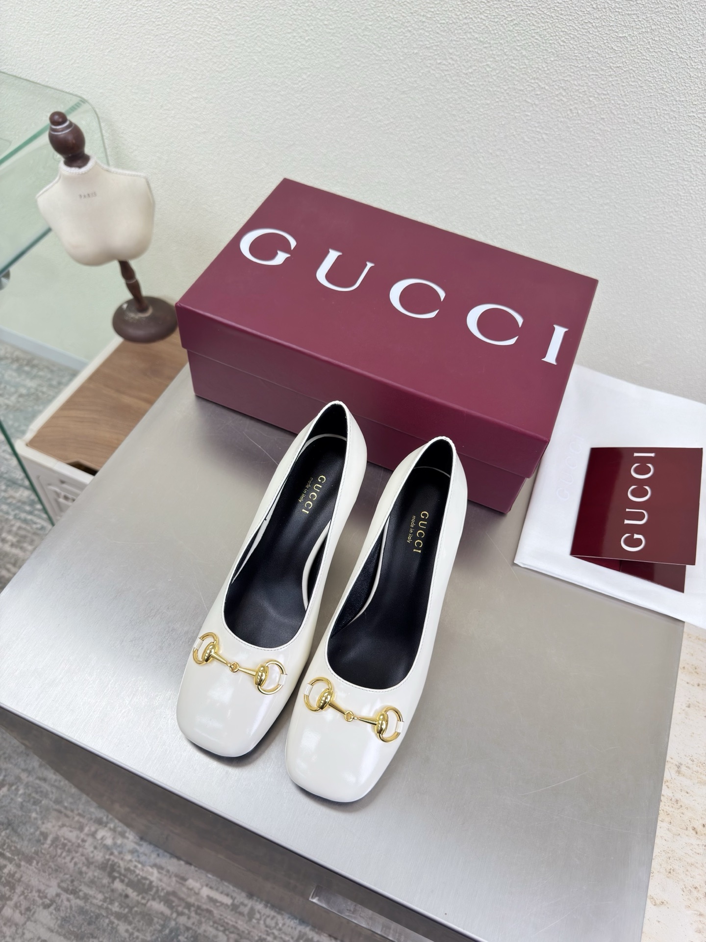 NO:758376,Saddle buckle, square toe shoes, genuine leather outsole, exquisite packaging GUCCI white, open edge vermilion cowhide, embossed logo, shoe style show, Gucci Hentiangao sandals with built-in water platform and empty back. The fashionable brand LOGO is added, and it is highly recognizable. Various products are competing for brands and are eager to launch first and later to release super series and high heels. GUCCI is not behind the times at the Gucci Paris fashion show.  This series interprets the new fashion charm and continues the ultra-high heel design. It has won the favor of well-known overseas bloggers and millions of fans. It is sold well at home and abroad and has been sold out in China. The top version is in candy color. Each color is absolutely beautiful. The colors are available. Upper shoes: cowhide. Lining: imported sheep leather. Sole shoes: original genuine leather outsole. Size: 35 36 37 38 39 40 41 42 (order 40 41 42)  Packaging: GUCCI full set of original packaging, high heels and single shoes, gucci, gucci, sandals, high heels, cowhide, Leather soles19860909马鞍扣 方头单鞋 真皮大底 精品包装 GUCCI  白色 开边朱牛皮 压印logo  走鞋款秀 古驰 恨天高内置水台后空凉鞋  时尚的品牌LOGO持加,具有超辨高识度各品大争牌恐先推后出超系跟高列GUCCI不也落伍 Guccl巴黎时装秀场款 此系列演绎全新时尚魅力延续超高跟设计,深得海外知名博主青睐千万粉丝博主倾情演绎,畅销海内外国内已经断货,顶级版本糖果色配色,每个颜色都是绝美知知,颜色供选 面鞋:牛皮 里内:进口皮羊 底鞋:原版真皮大底 码数:35 36 37 38 39 40 41 42 (40 41 42订) 包装:GUCCI全套原包版装,高跟鞋单鞋,gucci,gucci,sandals,high heels,cowhide,Leather soles,Women's Shoes