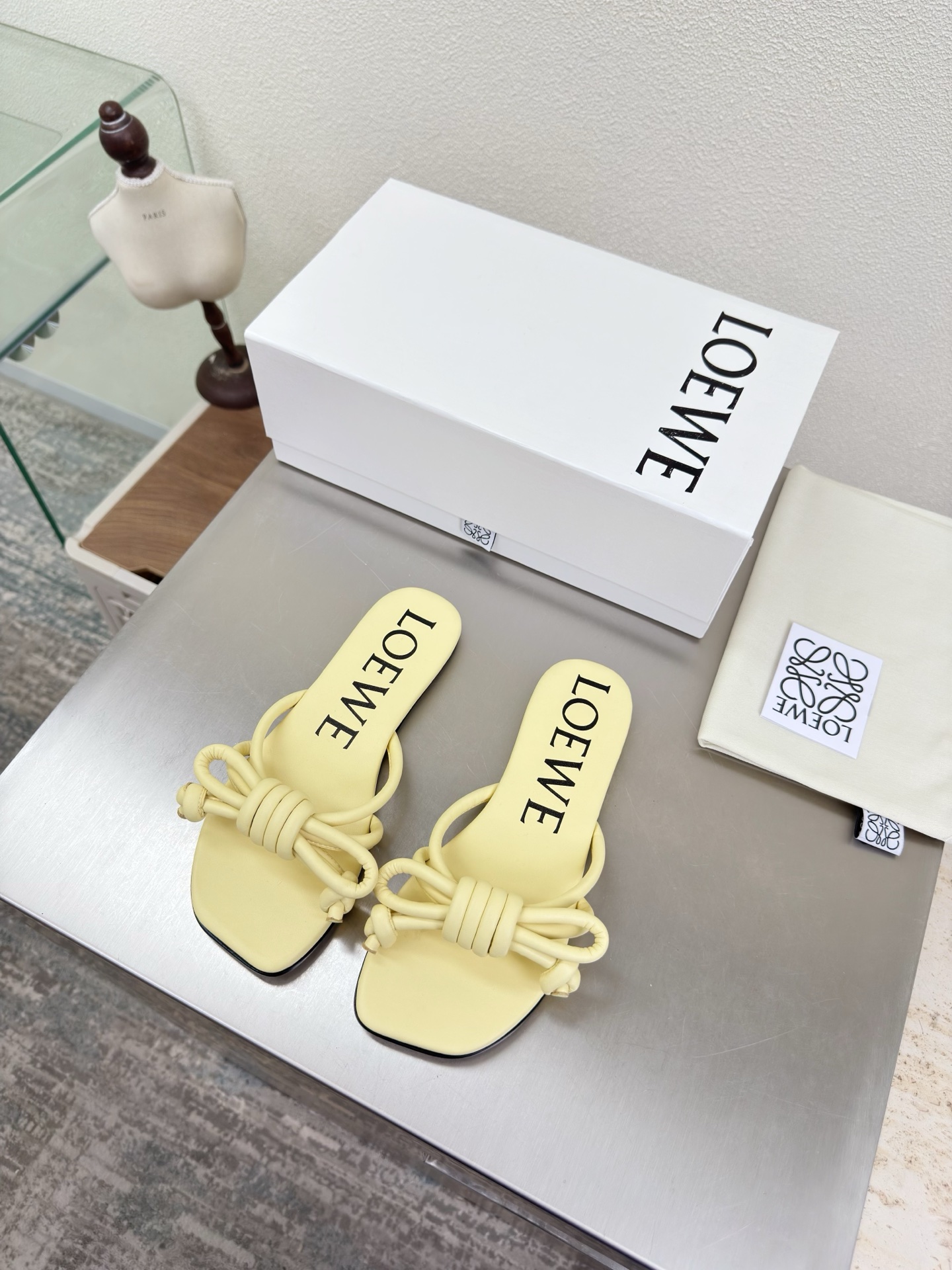 NO:758368,Knot series Apple toe Loewe Mary Jane slippers Soft and comfortable Lambskin style upper Lining: Lambskin Goose yellow Loewe super versatile in autumn Cat-heeled toe shoes This is comfortable and versatile! Super suitable for wide and high insteps, no running-in period required, and the old color is very special, and there will be no deep crease marks Recommended index: loewe soft and comfortable 34 35 36 37 38  39 40 41 42 43 (34 40 41 42 43 customized code number) configured with original packaging, slippers, loewe, loewe, mary jane, slippers, sheepskin19860909结绳系列 苹果头 罗意威 Loewe 玛丽珍 拖鞋 柔软舒适 鞋面小羊皮风格 内里: 小羊皮 鹅黄色  loewe秋日超百搭 猫跟包头单鞋 这款舒服又百搭! 超级适合宽和高脚背,不需要磨合期,并且做旧色很特别,也不会有很深的褶痕印 推荐指数: loewe 柔美舒适 34 35 36 37 38 39 40 41 42 43（34 40 41 42 43 定制码数） 配置原版包装,拖鞋,loewe,loewe,mary jane,slippers,sheepskin,Women's Shoes