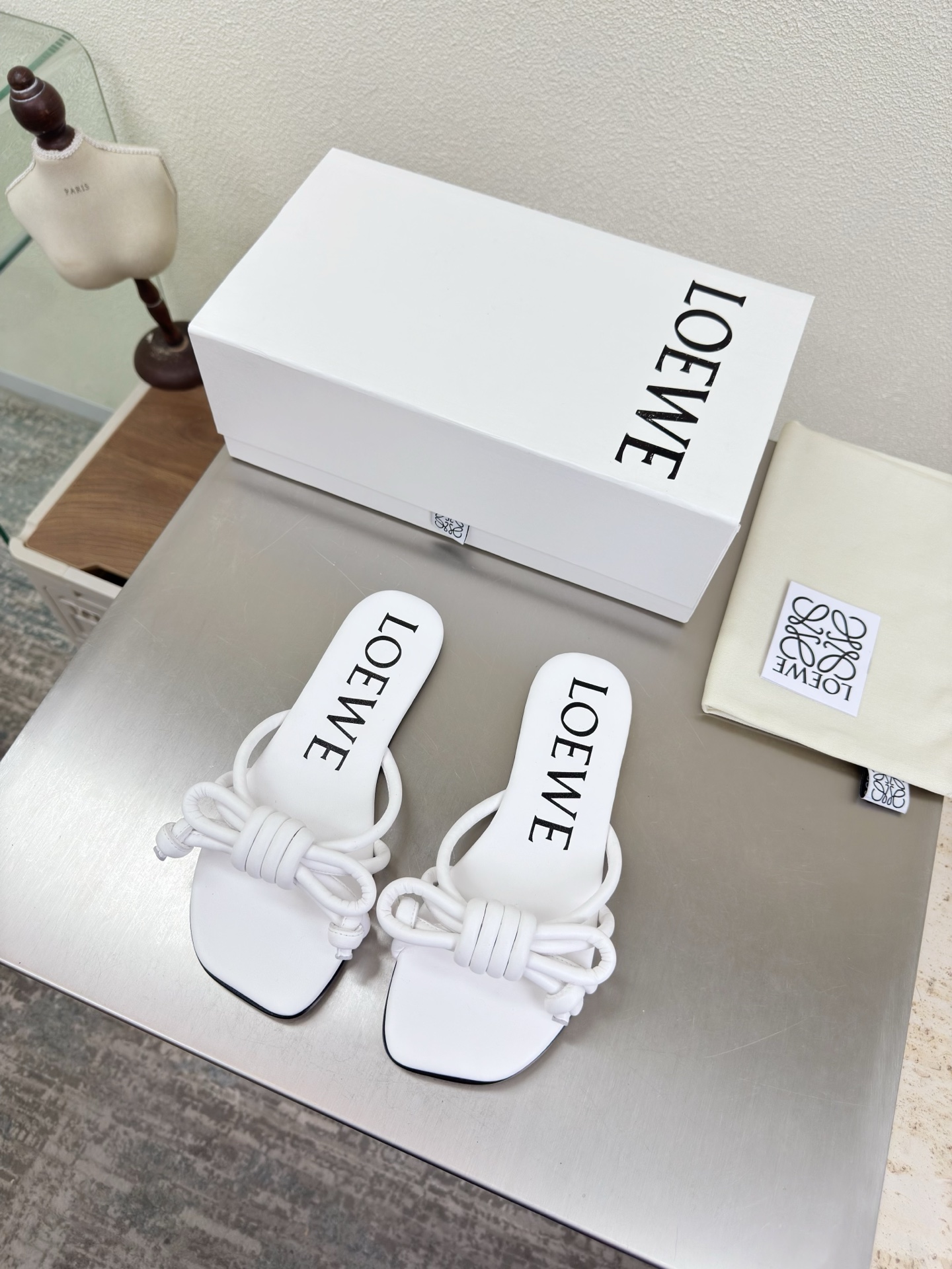 NO:758305,Knot series Apple toe Loewe Mary Jane slippers Soft and comfortable Lambskin style upper Lining: Lambskin White Loewe super versatile in autumn Cat heel toe shoes This is comfortable and versatile! Super suitable for wide and high insteps, no break-in period required, and the old color is very special, and there will be no deep crease marks Recommendation index: Loewe soft and comfortable 34 35 36 37 38  39 40 41 42 43 (34 40 41 42 43 customized code number) configured with original packaging, slippers, loewe, loewe, mary jane, slippers, sheepskin19860909结绳系列 苹果头 罗意威 Loewe 玛丽珍 拖鞋 柔软舒适 鞋面小羊皮风格 内里: 小羊皮 白色  loewe秋日超百搭 猫跟包头单鞋 这款舒服又百搭! 超级适合宽和高脚背,不需要磨合期,并且做旧色很特别,也不会有很深的褶痕印 推荐指数: loewe 柔美舒适 34 35 36 37 38 39 40 41 42 43（34 40 41 42 43 定制码数） 配置原版包装,拖鞋,loewe,loewe,mary jane,slippers,sheepskin,Women's Shoes