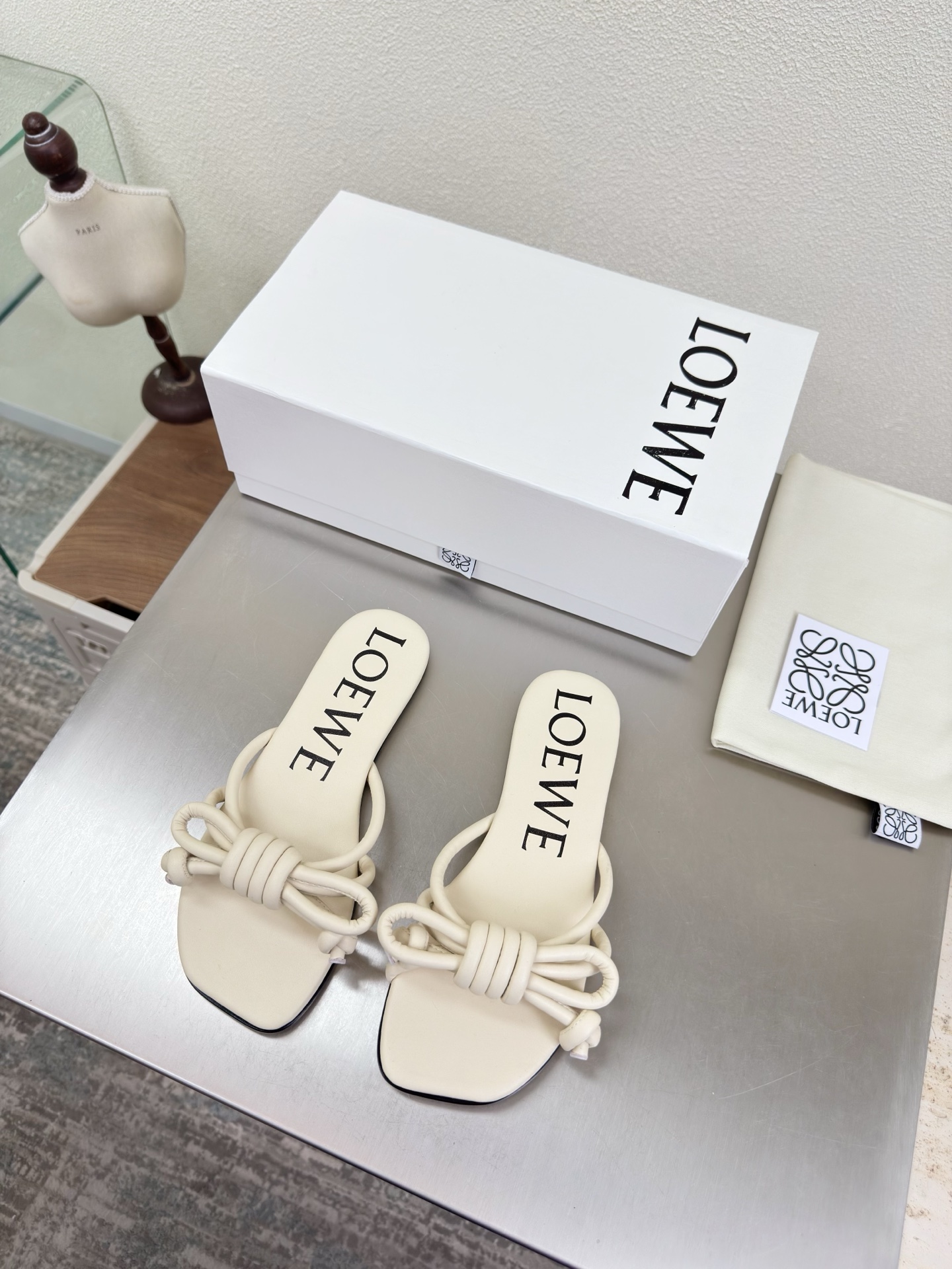 NO:758313,Knot series Apple toe Loewe Mary Jane slippers Soft and comfortable Lambskin style upper Lining: lambskin apricot Loewe super versatile in autumn Cat heel toe shoes This is comfortable and versatile! Super suitable for wide and high insteps, no break-in period required, and the old color is very special, and there will be no deep crease marks Recommendation index: loewe soft and comfortable 34 35 36 37 38  39 40 41 42 43 (34 40 41 42 43 customized code number) configured with original packaging, slippers, loewe, loewe, mary jane, slippers, sheepskin19860909结绳系列 苹果头 罗意威 Loewe 玛丽珍 拖鞋 柔软舒适 鞋面小羊皮风格 内里: 小羊皮 杏色  loewe秋日超百搭 猫跟包头单鞋 这款舒服又百搭! 超级适合宽和高脚背,不需要磨合期,并且做旧色很特别,也不会有很深的褶痕印 推荐指数: loewe 柔美舒适 34 35 36 37 38 39 40 41 42 43（34 40 41 42 43 定制码数） 配置原版包装,拖鞋,loewe,loewe,mary jane,slippers,sheepskin,Women's Shoes