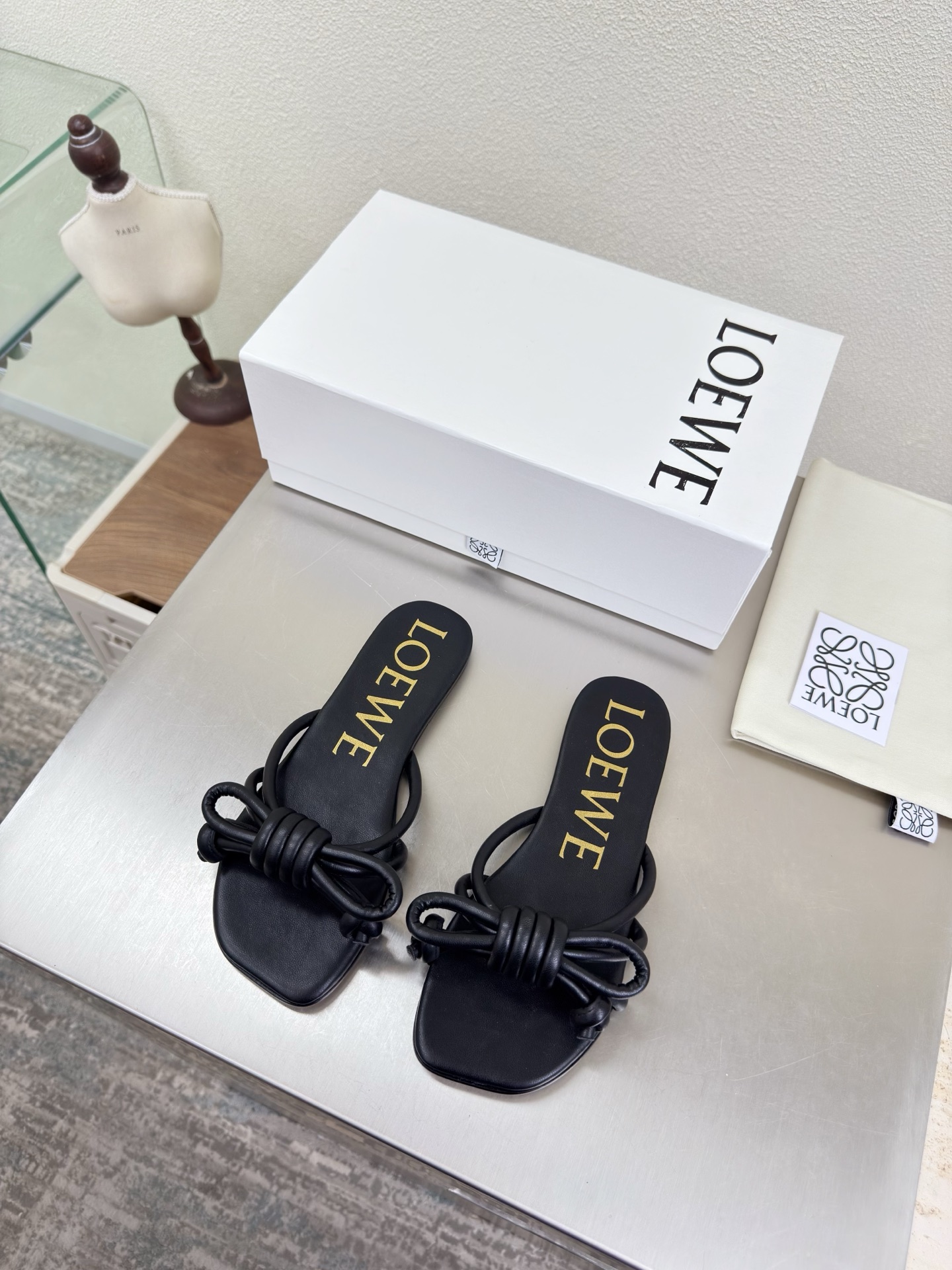 NO:758321,Knot series Apple toe Loewe Mary Jane slippers Soft and comfortable Lambskin style upper Lining: Lambskin Black Loewe super versatile autumn cat-heeled toe shoes This comfortable and versatile! Super suitable for wide and high insteps, no break-in period required, and the old color is very special, and there will be no deep crease marks Recommendation index: loewe soft and comfortable 34 35 36 37 38  39 40 41 42 43 (34 40 41 42 43 customized code number) configured with original packaging, slippers, loewe, loewe, mary jane, slippers, sheepskin19860909结绳系列 苹果头 罗意威 Loewe 玛丽珍 拖鞋 柔软舒适 鞋面小羊皮风格 内里: 小羊皮 黑色  loewe秋日超百搭 猫跟包头单鞋 这款舒服又百搭! 超级适合宽和高脚背,不需要磨合期,并且做旧色很特别,也不会有很深的褶痕印 推荐指数: loewe 柔美舒适 34 35 36 37 38 39 40 41 42 43（34 40 41 42 43 定制码数） 配置原版包装,拖鞋,loewe,loewe,mary jane,slippers,sheepskin,Women's Shoes