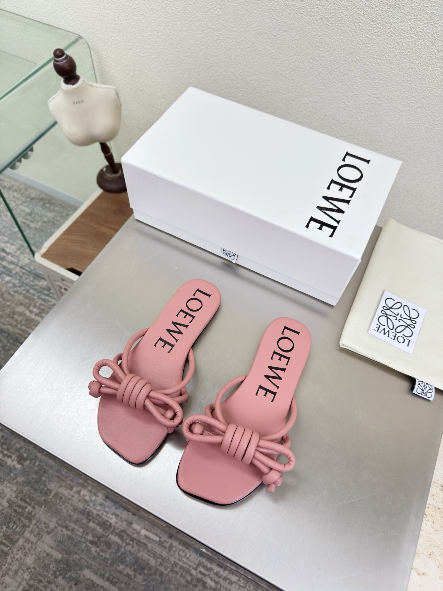 NO:758328,Knot series Apple toe Loewe Mary Jane slippers Soft and comfortable Lambskin style upper Lining: Lambskin Lotus root powder Loewe super versatile in autumn Cat heel toe shoes This is comfortable and versatile! Super suitable for wide and high insteps, no running-in period required, and the old color is very special, and there will be no deep crease marks Recommended index: loewe soft and comfortable 34 35 36 37  38 39 40 41 42 43 (34 40 41 42 43 customized code number) equipped with original packaging, slippers, loewe, loewe, mary jane, slippers, sheepskin19860909结绳系列 苹果头 罗意威 Loewe 玛丽珍 拖鞋 柔软舒适 鞋面小羊皮风格 内里: 小羊皮 藕粉  loewe秋日超百搭 猫跟包头单鞋 这款舒服又百搭! 超级适合宽和高脚背,不需要磨合期,并且做旧色很特别,也不会有很深的褶痕印 推荐指数: loewe 柔美舒适 34 35 36 37 38 39 40 41 42 43（34 40 41 42 43 定制码数） 配置原版包装,拖鞋,loewe,loewe,mary jane,slippers,sheepskin,Women's Shoes