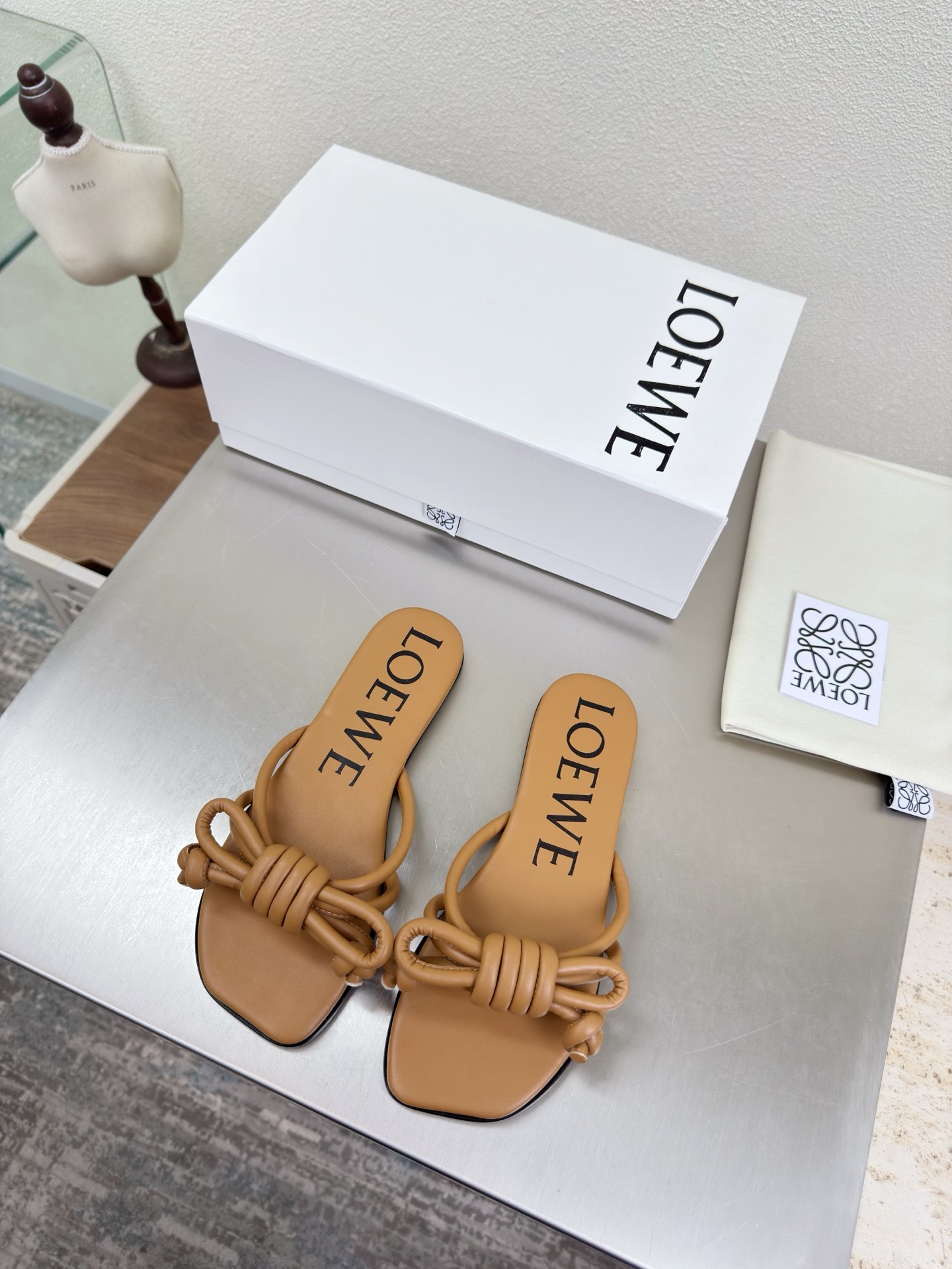 NO:758335,Knot series Apple toe Loewe Mary Jane slippers Soft and comfortable Lambskin style upper Lining: Lambskin khaki Loewe super versatile in autumn Cat heel toe shoes This is comfortable and versatile! Super suitable for wide and high insteps, no break-in period required, and the old color is very special, and there will be no deep crease marks Recommendation index: loewe soft and comfortable 34 35 36 37 38  39 40 41 42 43 (34 40 41 42 43 customized code number) configured with original packaging, slippers, loewe, loewe, mary jane, slippers, sheepskin19860909结绳系列 苹果头 罗意威 Loewe 玛丽珍 拖鞋 柔软舒适 鞋面小羊皮风格 内里: 小羊皮 卡其色  loewe秋日超百搭 猫跟包头单鞋 这款舒服又百搭! 超级适合宽和高脚背,不需要磨合期,并且做旧色很特别,也不会有很深的褶痕印 推荐指数: loewe 柔美舒适 34 35 36 37 38 39 40 41 42 43（34 40 41 42 43 定制码数） 配置原版包装,拖鞋,loewe,loewe,mary jane,slippers,sheepskin,Women's Shoes