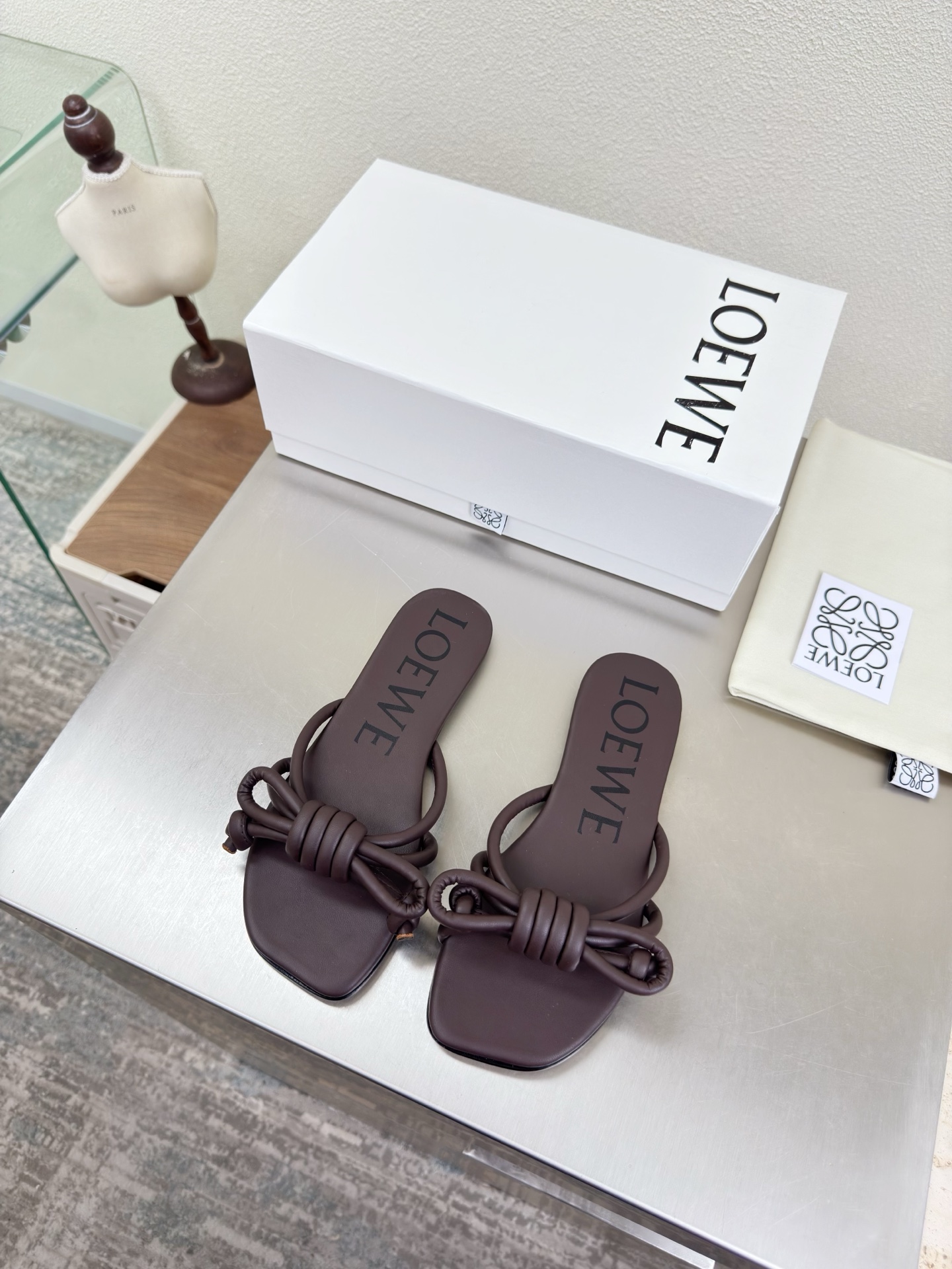 NO:758342,Knot series Apple toe Loewe Mary Jane slippers Soft and comfortable Lambskin style upper Lining: Lambskin Brown Loewe super versatile in autumn Cat heel toe shoes This is comfortable and versatile! Super suitable for wide and high insteps, no running-in period required, and the old color is very special, and there will be no deep crease marks Recommendation index: Loewe soft and comfortable 34 35 36 37 38  39 40 41 42 43 (34 40 41 42 43 customized code number) configured with original packaging, slippers, loewe, loewe, mary jane, slippers, sheepskin19860909结绳系列 苹果头 罗意威 Loewe 玛丽珍 拖鞋 柔软舒适 鞋面小羊皮风格 内里: 小羊皮 咖啡色  loewe秋日超百搭 猫跟包头单鞋 这款舒服又百搭! 超级适合宽和高脚背,不需要磨合期,并且做旧色很特别,也不会有很深的褶痕印 推荐指数: loewe 柔美舒适 34 35 36 37 38 39 40 41 42 43（34 40 41 42 43 定制码数） 配置原版包装,拖鞋,loewe,loewe,mary jane,slippers,sheepskin,Women's Shoes