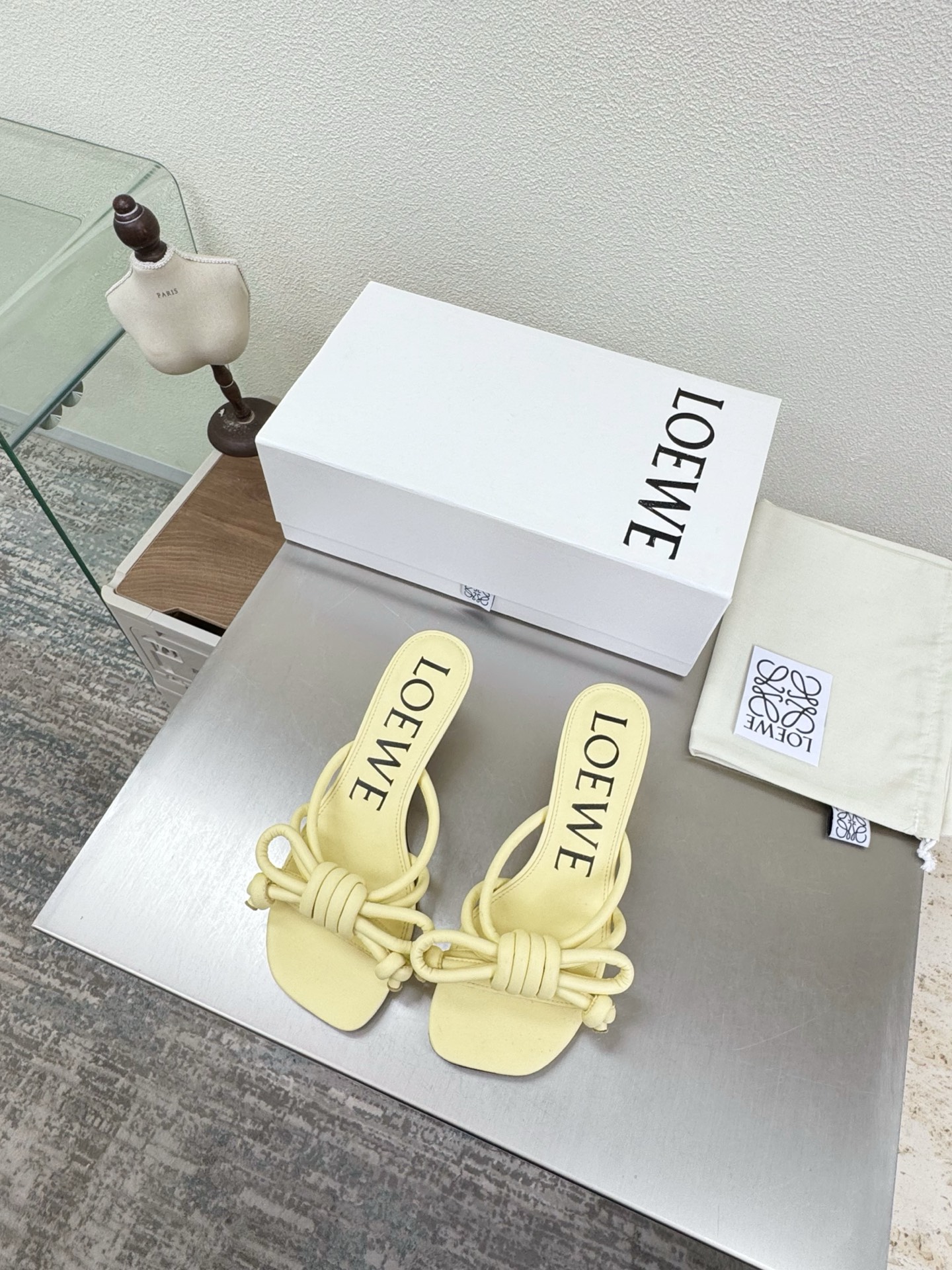 NO:750472,Mid heel Knot series Apple toe Loewe Mary Jane slippers Soft and comfortable 5.5cm painted heel Lambskin style upper Lining: Lambskin Italian leather injection outsole Goose yellow Loewe super versatile autumn cat heel toe shoes This is comfortable and versatile! Super suitable for wide and high insteps, no running-in period required, and the old color is very special, and there will be no deep crease marks Recommendation index:  loewe soft and comfortable 34 35 36 37 38 39 40 41 42 43 (34 40 41 42 43 customized size) equipped with original packaging, slippers, loewe, loewe, mary jane, slippers, sheepskin19860909中跟 结绳系列 苹果头 罗意威 Loewe 玛丽珍 拖鞋 柔软舒适 5.5cm 烤漆跟 鞋面小羊皮风格 内里: 小羊皮 意大利真皮注塑大底 鹅黄色  loewe秋日超百搭 猫跟包头单鞋 这款舒服又百搭! 超级适合宽和高脚背,不需要磨合期,并且做旧色很特别,也不会有很深的褶痕印 推荐指数: loewe 柔美舒适 34 35 36 37 38 39 40 41 42 43（34 40 41 42 43 定制码数） 配置原版包装,拖鞋,loewe,loewe,mary jane,slippers,sheepskin,Women's Shoes