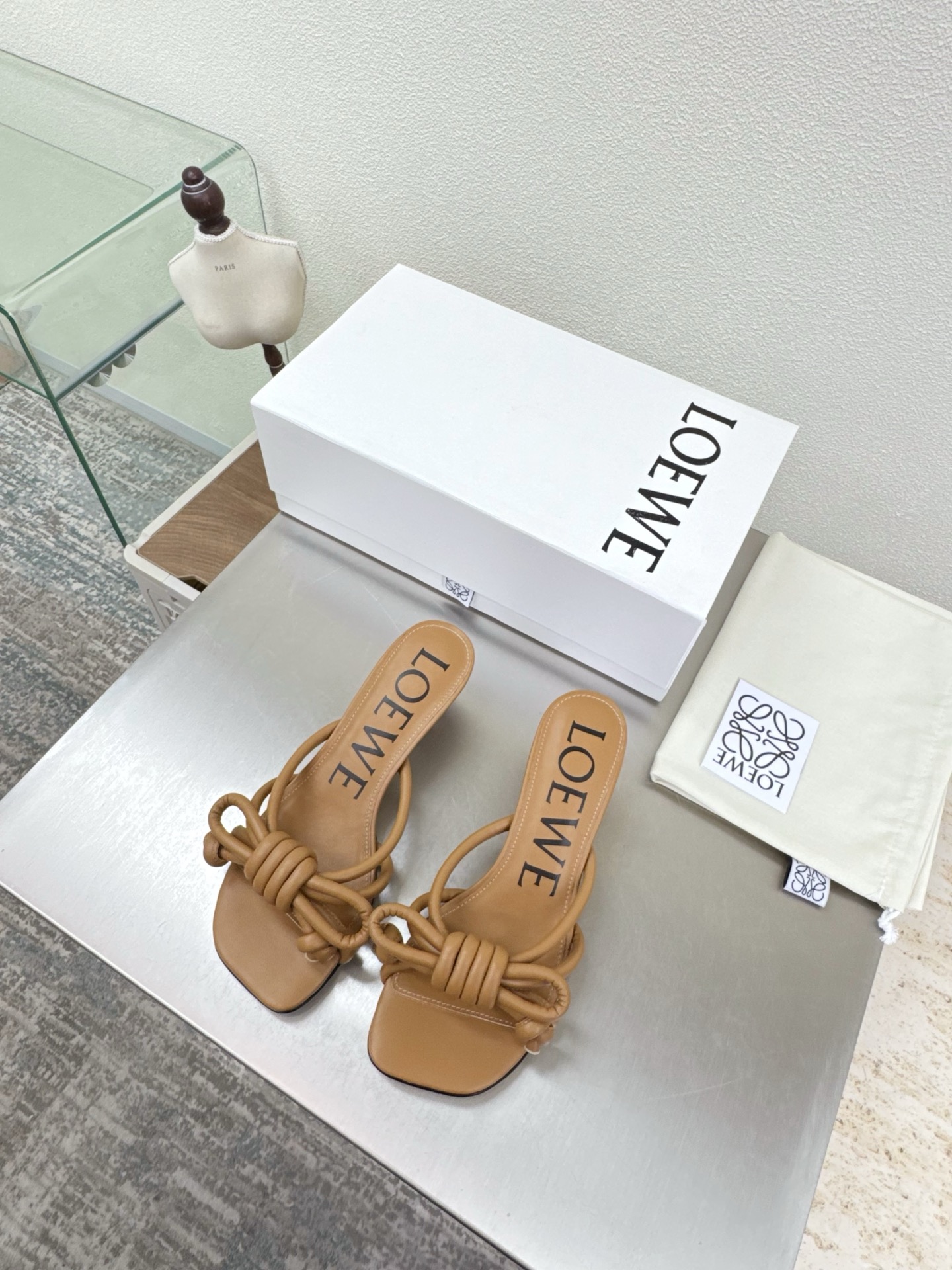 NO:750476,Mid-heel Knot series Apple toe Loewe Mary Jane slippers Soft and comfortable 5.5cm painted heel Lambskin style upper Lining: Lambskin Italian leather injection outsole Khaki loewe super versatile autumn cat-heeled toe shoes This is comfortable and versatile! Super suitable for wide and high insteps, no running-in period required, and the old color is very special, and there will be no deep crease marks Recommendation index:  loewe soft and comfortable 34 35 36 37 38 39 40 41 42 43 (34 40 41 42 43 customized size) equipped with original packaging, slippers, loewe, loewe, mary jane, slippers, sheepskin19860909中跟 结绳系列 苹果头 罗意威 Loewe 玛丽珍 拖鞋 柔软舒适 5.5cm 烤漆跟 鞋面小羊皮风格 内里: 小羊皮 意大利真皮注塑大底 卡其色  loewe秋日超百搭 猫跟包头单鞋 这款舒服又百搭! 超级适合宽和高脚背,不需要磨合期,并且做旧色很特别,也不会有很深的褶痕印 推荐指数: loewe 柔美舒适 34 35 36 37 38 39 40 41 42 43（34 40 41 42 43 定制码数） 配置原版包装,拖鞋,loewe,loewe,mary jane,slippers,sheepskin,Women's Shoes