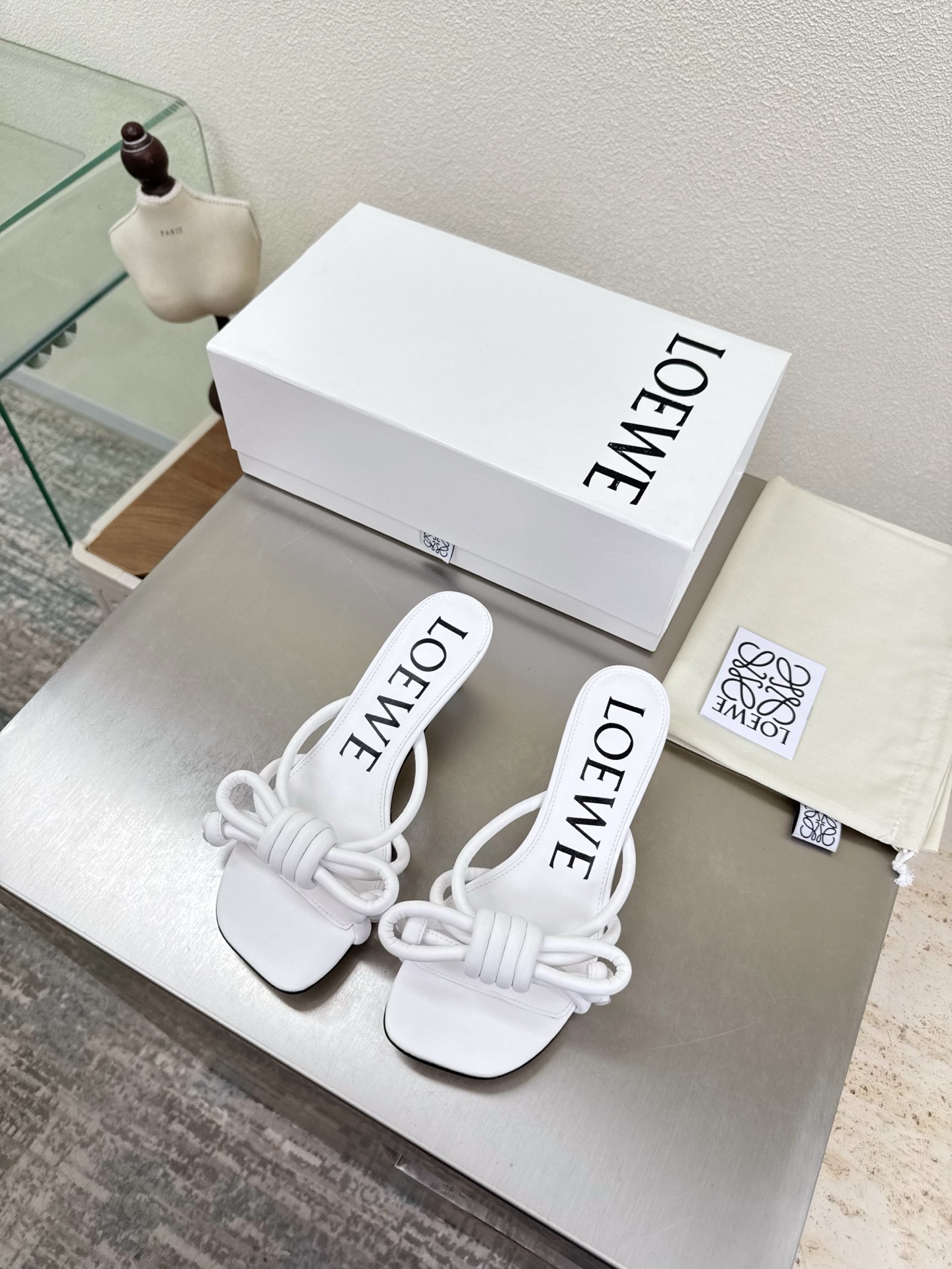 NO:750497,Mid-heel Knot series Apple toe Loewe Mary Jane slippers Soft and comfortable 5.5cm painted heel Lambskin style upper Lining: Lambskin Italian genuine leather injection outsole White loewe super versatile in autumn Cat heel toe shoes This is comfortable and versatile! Super suitable for wide and high insteps, no running-in period is required, and the old color is very special, and there will be no deep crease marks Recommendation index: loewe  Soft and comfortable 34 35 36 37 38 39 40 41 42 43 (34 40 41 42 43 customized size) equipped with original packaging, slippers, loewe, loewe, mary jane, slippers, sheepskin19860909中跟 结绳系列 苹果头 罗意威 Loewe 玛丽珍 拖鞋 柔软舒适 5.5cm 烤漆跟 鞋面小羊皮风格 内里: 小羊皮 意大利真皮注塑大底 白色  loewe秋日超百搭 猫跟包头单鞋 这款舒服又百搭! 超级适合宽和高脚背,不需要磨合期,并且做旧色很特别,也不会有很深的褶痕印 推荐指数: loewe 柔美舒适 34 35 36 37 38 39 40 41 42 43（34 40 41 42 43 定制码数） 配置原版包装,拖鞋,loewe,loewe,mary jane,slippers,sheepskin,Women's Shoes