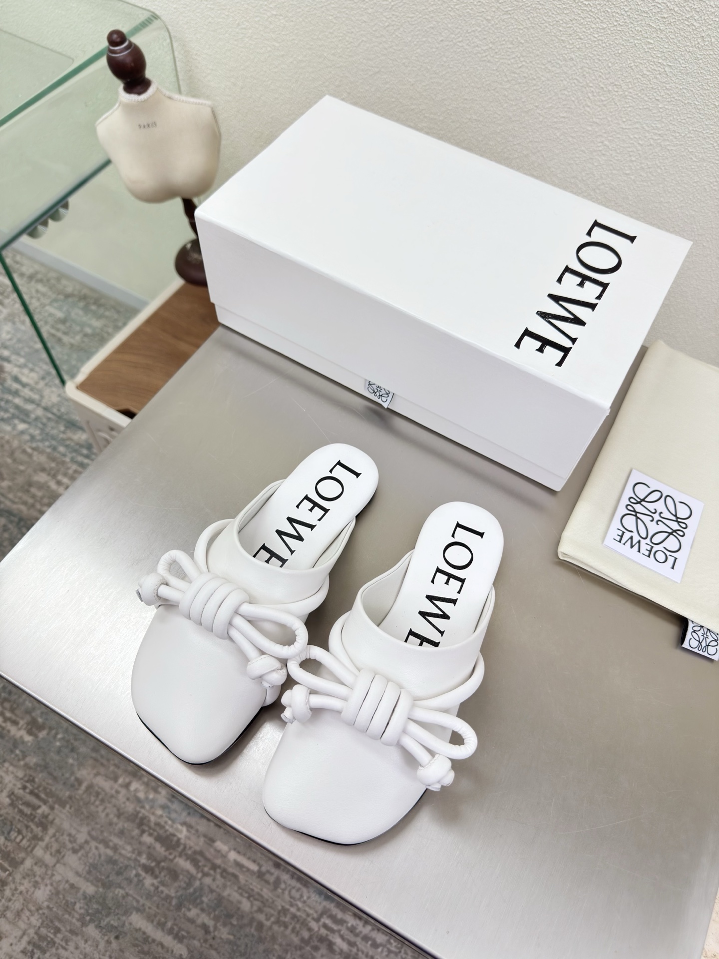 NO:750485,Flat toe toe slippers, knotted series, apple toe, Loewe Mary Jane slippers, soft and comfortable, lambskin upper, lining: lambskin, Italian genuine leather injection molded outsole, black, loewe super versatile in autumn, cat heel toe toe shoes, this is comfortable and versatile! Super suitable for wide and high insteps, no break-in period is required, and the old color is very special, and there will be no deep crease marks. Recommendation index: loewe soft and comfortable  34 35 36 37 38 39 40 41 42 43 (34 40 41 42 43 customized code number) configured with original packaging, semi-trailer, loewe, loewe, mary jane, slippers, sheepskin19860909平底包头拖鞋 结绳系列 苹果头  罗意威 Loewe 玛丽珍 拖鞋 柔软舒适 鞋面小羊皮 内里: 小羊皮 意大利真皮注塑大底 黑色  loewe秋日超百搭 猫跟包头单鞋 这款舒服又百搭! 超级适合宽和高脚背,不需要磨合期,并且做旧色很特别,也不会有很深的褶痕印 推荐指数: loewe 柔美舒适 34 35 36 37 38 39 40 41 42 43（34 40 41 42 43 定制码数） 配置原版包装,半拖,loewe,loewe,mary jane,slippers,sheepskin,Women's Shoes