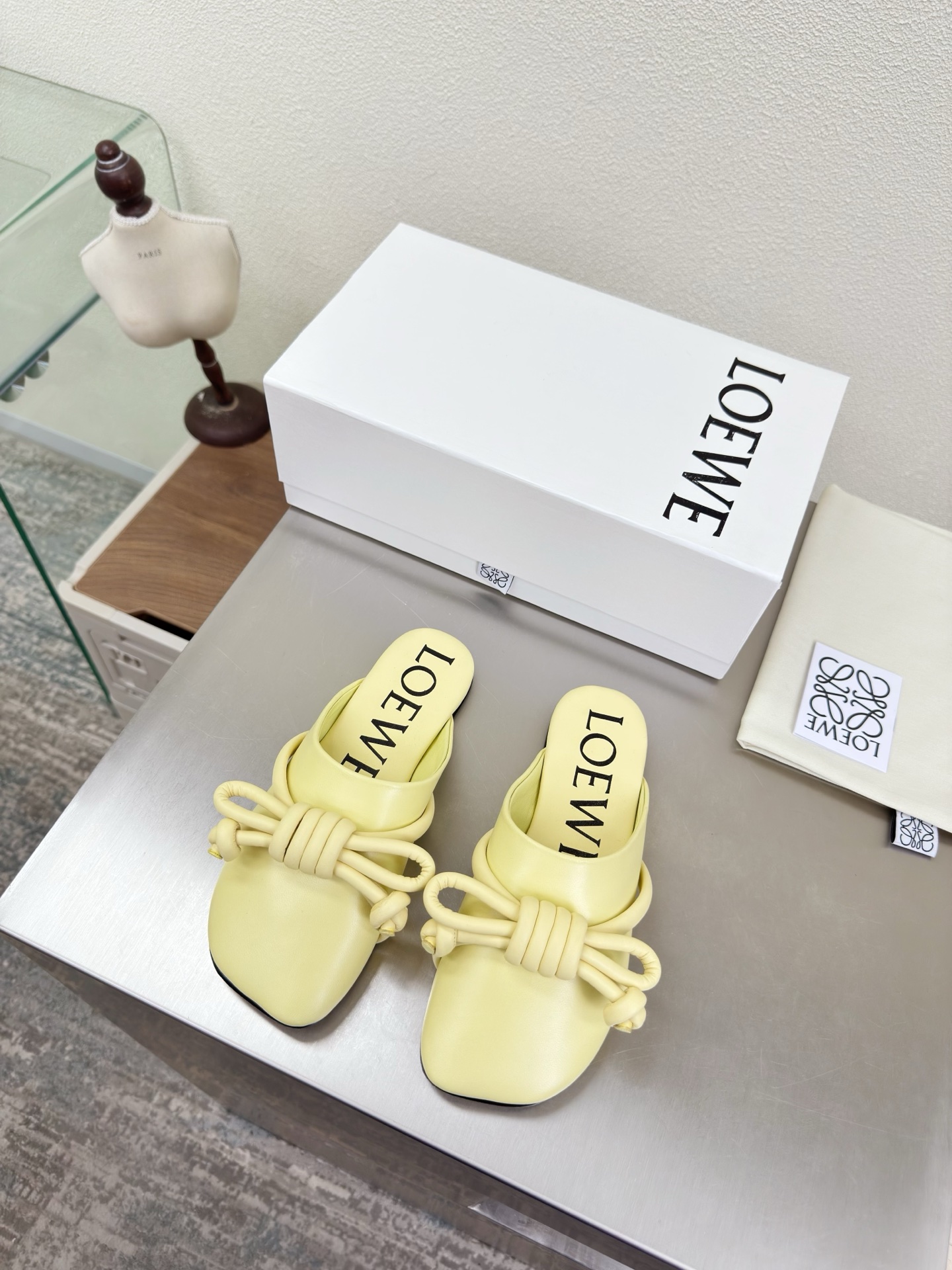 NO:750501,Flat toe toe slippers Knot series Apple toe Loewe Mary Jane slippers Soft and comfortable Lambskin upper Lining: Lambskin Italian genuine leather injection outsole Goose yellow loewe super versatile in autumn Cat heel toe toe shoes This is comfortable and versatile! Super suitable for wide and high insteps, no running-in period required, and the old color is very special, and there will be no deep crease marks Recommended index: loewe Soft and comfortable  34 35 36 37 38 39 40 41 42 43 (34 40 41 42 43 customized code number) configured with original packaging, semi-trailer, loewe, loewe, mary jane, slippers, sheepskin19860909平底包头拖鞋 结绳系列 苹果头  罗意威 Loewe 玛丽珍 拖鞋 柔软舒适 鞋面小羊皮 内里: 小羊皮 意大利真皮注塑大底 鹅黄色  loewe秋日超百搭 猫跟包头单鞋 这款舒服又百搭! 超级适合宽和高脚背,不需要磨合期,并且做旧色很特别,也不会有很深的褶痕印 推荐指数: loewe 柔美舒适 34 35 36 37 38 39 40 41 42 43（34 40 41 42 43 定制码数） 配置原版包装,半拖,loewe,loewe,mary jane,slippers,sheepskin,Women's Shoes