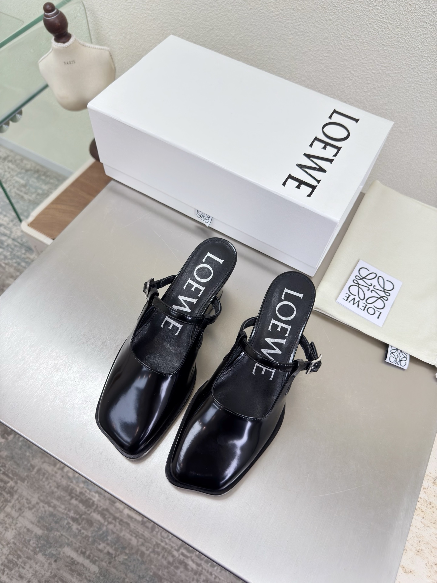 NO:750494,Square heel slippers, apple toe, Loewe Mary Jane slippers, soft and comfortable, open-edge beaded cowhide leather on the upper, lining: lambskin, Italian genuine leather injection outsole, black, loewe super versatile in autumn, cat heel toe shoes, this is comfortable and versatile! Super suitable for wide and high insteps, no running-in period is required, and the old color is very special, and there will be no deep crease marks. Recommendation index: loewe soft and comfortable 34 35  36 37 38 39 40 41 42 43 (34 40 41 42 43 customized code number) configured with original packaging, semi-trailer, loewe, loewe, mary jane, slippers, cowhide, sheepskin19860909方跟拖鞋 苹果头  罗意威 Loewe 玛丽珍 拖鞋 柔软舒适 鞋面开边珠牛皮 内里: 小羊皮 意大利真皮注塑大底 黑色  loewe秋日超百搭 猫跟包头单鞋 这款舒服又百搭! 超级适合宽和高脚背,不需要磨合期,并且做旧色很特别,也不会有很深的褶痕印 推荐指数: loewe 柔美舒适 34 35 36 37 38 39 40 41 42 43（34 40 41 42 43 定制码数） 配置原版包装,半拖,loewe,loewe,mary jane,slippers,cowhide,sheepskin,Women's Shoes