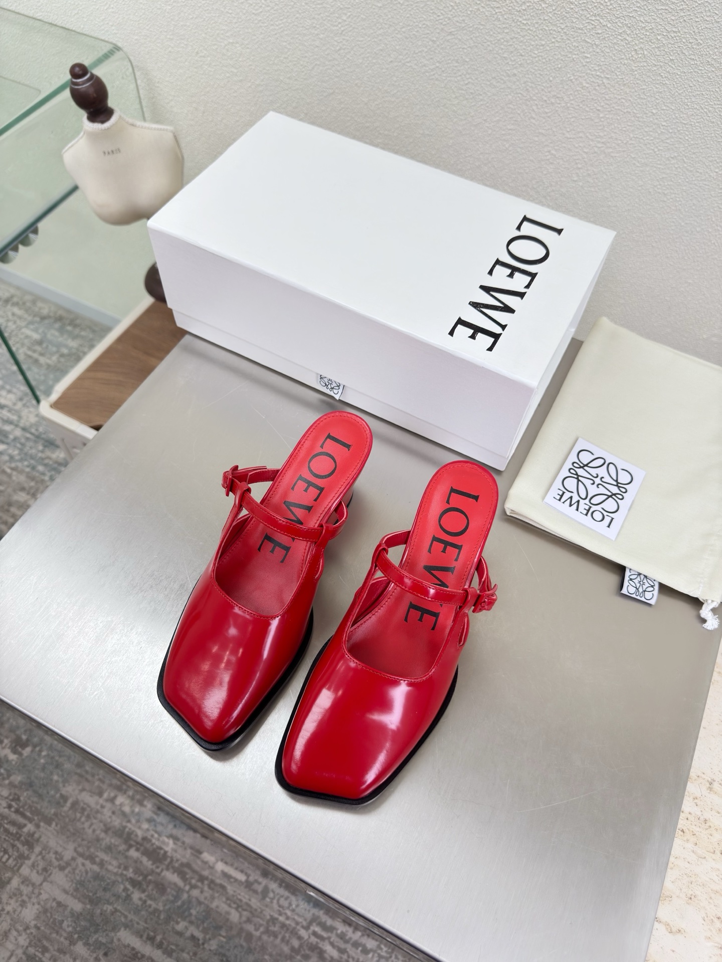 NO:750499,Square heel slippers, apple toe, Loewe Mary Jane slippers, soft and comfortable, open edge beaded cowhide leather, lining: lambskin, Italian genuine leather injection molded outsole, red, loewe super versatile in autumn, cat heel cap toe shoes, these are comfortable and versatile! Super suitable for wide and high insteps, no running-in period is required, and the old color is very special, and there will be no deep crease marks. Recommendation index: loewe soft and comfortable 34 35  36 37 38 39 40 41 42 43 (34 40 41 42 43 customized code number) configured with original packaging, semi-trailer, loewe, loewe, mary jane, slippers, cowhide, sheepskin19860909方跟拖鞋 苹果头  罗意威 Loewe 玛丽珍 拖鞋 柔软舒适 鞋面开边珠牛皮 内里: 小羊皮 意大利真皮注塑大底 红色  loewe秋日超百搭 猫跟包头单鞋 这款舒服又百搭! 超级适合宽和高脚背,不需要磨合期,并且做旧色很特别,也不会有很深的褶痕印 推荐指数: loewe 柔美舒适 34 35 36 37 38 39 40 41 42 43（34 40 41 42 43 定制码数） 配置原版包装,半拖,loewe,loewe,mary jane,slippers,cowhide,sheepskin,Women's Shoes