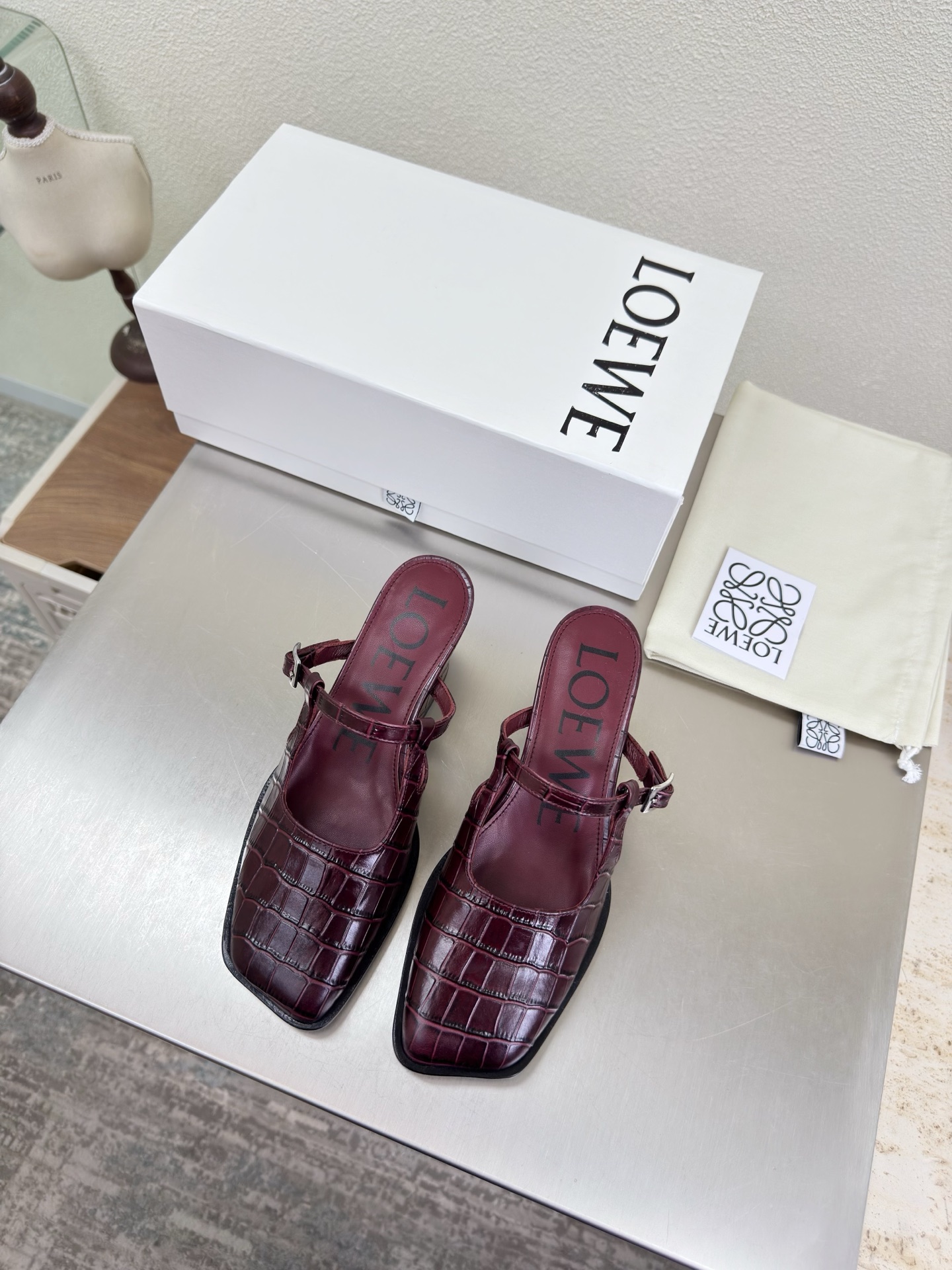 NO:750504,Square-heeled slippers, apple toe, crocodile pattern, Loewe Mary Jane slippers, soft and comfortable, upper with crocodile pattern cowhide, lining: lambskin, Italian genuine leather injection molded outsole, burgundy crocodile pattern, loewe super versatile in autumn, cat-heeled toe shoes, these are comfortable and versatile! Super suitable for wide and high insteps, no running-in period required, and the old color is very special, and there will be no deep crease marks. Recommended index: loewe soft and comfortable  34 35 36 37 38 39 40 41 42 43 (34 40 41 42 43 customized code number) configured with original packaging, semi-trailer, loewe, loewe, mary jane, slippers, cowhide, sheepskin19860909方跟拖鞋 苹果头 鳄鱼纹 罗意威 Loewe 玛丽珍 拖鞋 柔软舒适 鞋面鳄鱼纹牛皮 内里: 小羊皮 意大利真皮注塑大底 酒红色鳄鱼纹  loewe秋日超百搭 猫跟包头单鞋 这款舒服又百搭! 超级适合宽和高脚背,不需要磨合期,并且做旧色很特别,也不会有很深的褶痕印 推荐指数: loewe 柔美舒适 34 35 36 37 38 39 40 41 42 43（34 40 41 42 43 定制码数） 配置原版包装,半拖,loewe,loewe,mary jane,slippers,cowhide,sheepskin,Women's Shoes