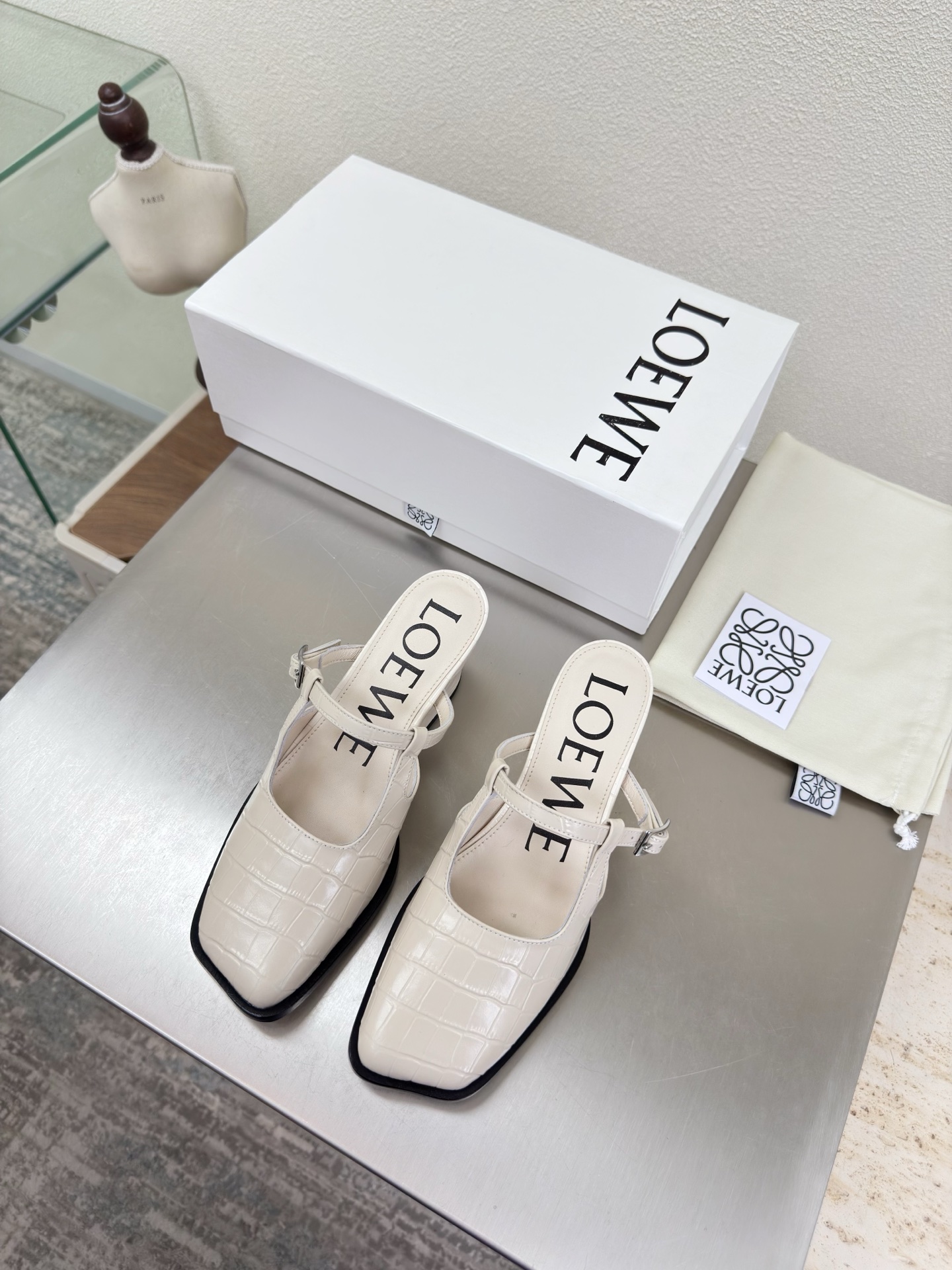 NO:750463,Square-heeled slippers, apple toe, crocodile pattern, Loewe Mary Jane slippers, soft and comfortable, crocodile pattern cowhide upper, lining: lambskin, Italian genuine leather injection molded outsole, off-white crocodile pattern, loewe super versatile in autumn, cat heel toe shoes, these are comfortable and versatile! Super suitable for wide and high insteps, no break-in period is required, and the old color is very special, and there will be no deep crease marks. Recommendation index: loewe soft and comfortable  34 35 36 37 38 39 40 41 42 43 (34 40 41 42 43 customized code number) configured with original packaging, semi-trailer, loewe, loewe, mary jane, slippers, cowhide, sheepskin19860909方跟拖鞋 苹果头 鳄鱼纹 罗意威 Loewe 玛丽珍 拖鞋 柔软舒适 鞋面鳄鱼纹牛皮 内里: 小羊皮 意大利真皮注塑大底 米白色色鳄鱼纹  loewe秋日超百搭 猫跟包头单鞋 这款舒服又百搭! 超级适合宽和高脚背,不需要磨合期,并且做旧色很特别,也不会有很深的褶痕印 推荐指数: loewe 柔美舒适 34 35 36 37 38 39 40 41 42 43（34 40 41 42 43 定制码数） 配置原版包装,半拖,loewe,loewe,mary jane,slippers,cowhide,sheepskin,Women's Shoes