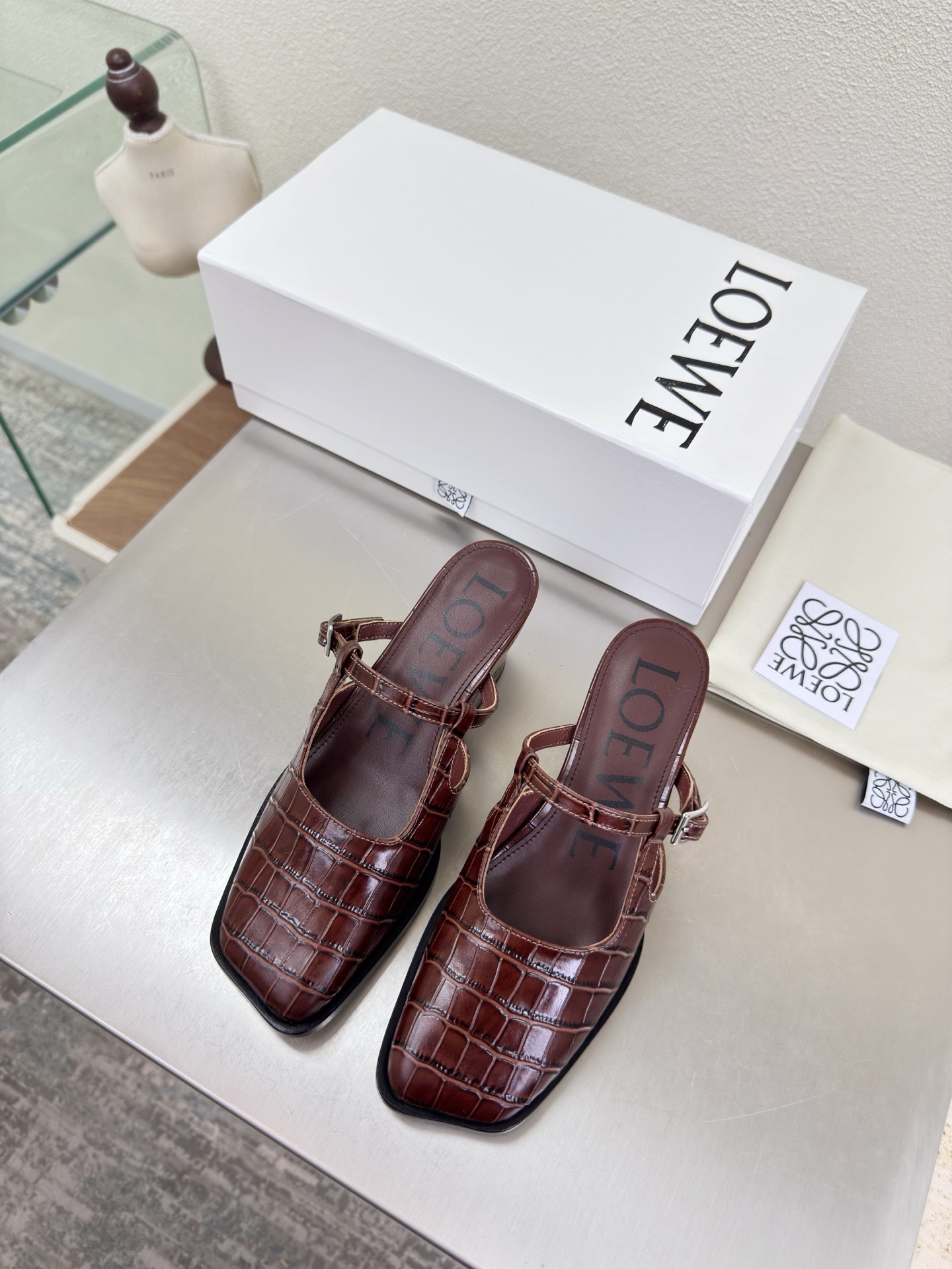 NO:750467,Square-heeled slippers, apple toe, crocodile pattern, Loewe Mary Jane slippers, soft and comfortable, crocodile pattern cowhide upper, lining: lambskin, Italian genuine leather injection molded outsole, brown crocodile pattern, loewe super versatile in autumn, cat heel toe shoes, these are comfortable and versatile! Super suitable for wide and high insteps, no break-in period is required, and the old color is very special, and there will be no deep crease marks. Recommendation index: loewe soft and comfortable  34 35 36 37 38 39 40 41 42 43 (34 40 41 42 43 customized code number) configured with original packaging, semi-trailer, loewe, loewe, mary jane, slippers, cowhide, sheepskin19860909方跟拖鞋 苹果头 鳄鱼纹 罗意威 Loewe 玛丽珍 拖鞋 柔软舒适 鞋面鳄鱼纹牛皮 内里: 小羊皮 意大利真皮注塑大底 棕色鳄鱼纹  loewe秋日超百搭 猫跟包头单鞋 这款舒服又百搭! 超级适合宽和高脚背,不需要磨合期,并且做旧色很特别,也不会有很深的褶痕印 推荐指数: loewe 柔美舒适 34 35 36 37 38 39 40 41 42 43（34 40 41 42 43 定制码数） 配置原版包装,半拖,loewe,loewe,mary jane,slippers,cowhide,sheepskin,Women's Shoes