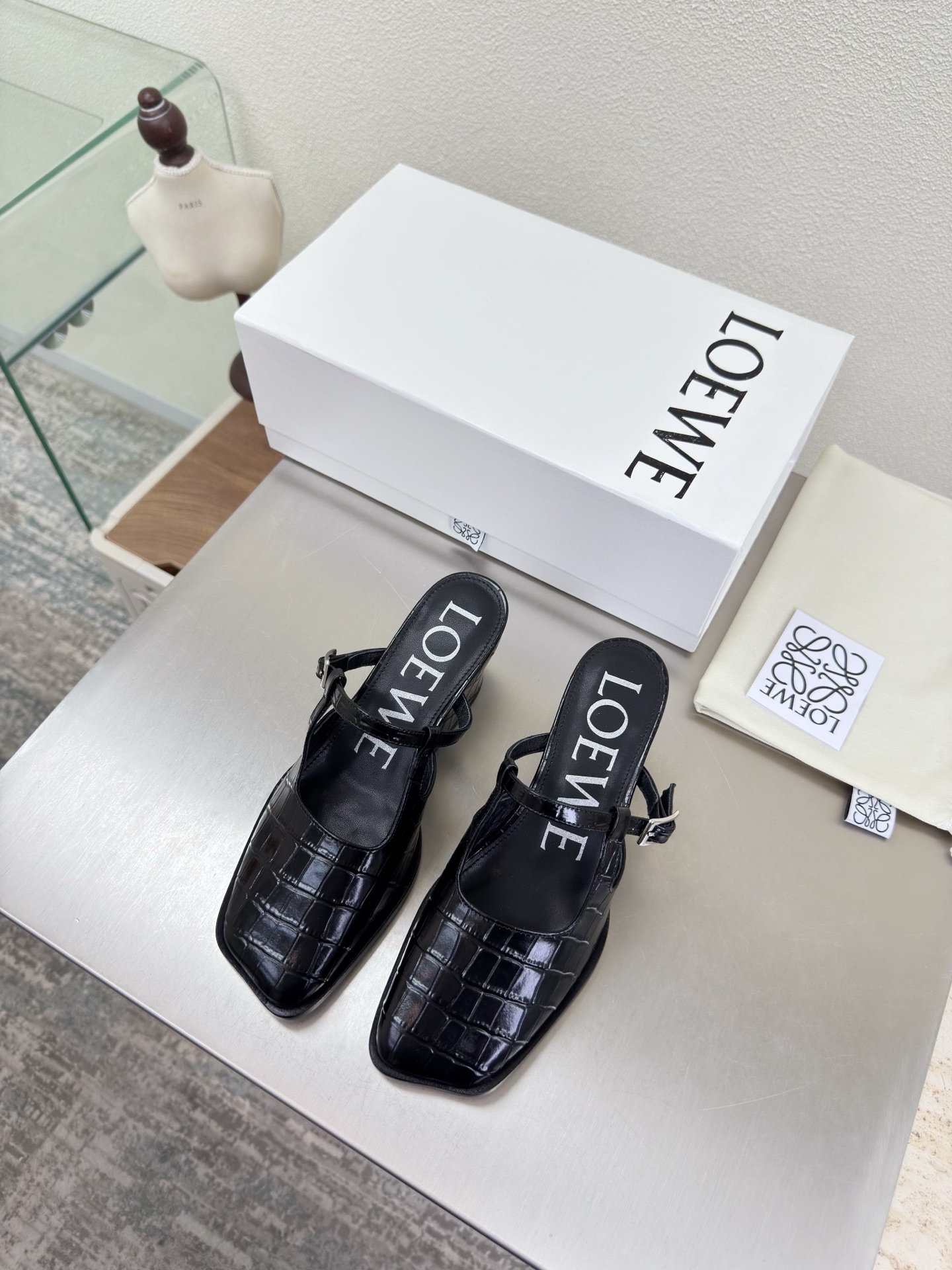 NO:750471,Square-heeled slippers, apple toe, crocodile pattern, Loewe Mary Jane slippers, soft and comfortable, crocodile pattern cowhide upper, lining: lambskin, Italian genuine leather injection molded outsole, black crocodile pattern, loewe super versatile in autumn, cat heel toe shoes, these are comfortable and versatile! Super suitable for wide and high insteps, no break-in period is required, and the old color is very special, and there will be no deep crease marks. Recommended index: loewe soft and comfortable  34 35 36 37 38 39 40 41 42 43 (34 40 41 42 43 customized code number) configured with original packaging, semi-trailer, loewe, loewe, mary jane, slippers, cowhide, sheepskin19860909方跟拖鞋 苹果头 鳄鱼纹 罗意威 Loewe 玛丽珍 拖鞋 柔软舒适 鞋面鳄鱼纹牛皮 内里: 小羊皮 意大利真皮注塑大底 黑色鳄鱼纹  loewe秋日超百搭 猫跟包头单鞋 这款舒服又百搭! 超级适合宽和高脚背,不需要磨合期,并且做旧色很特别,也不会有很深的褶痕印 推荐指数: loewe 柔美舒适 34 35 36 37 38 39 40 41 42 43（34 40 41 42 43 定制码数） 配置原版包装,半拖,loewe,loewe,mary jane,slippers,cowhide,sheepskin,Women's Shoes