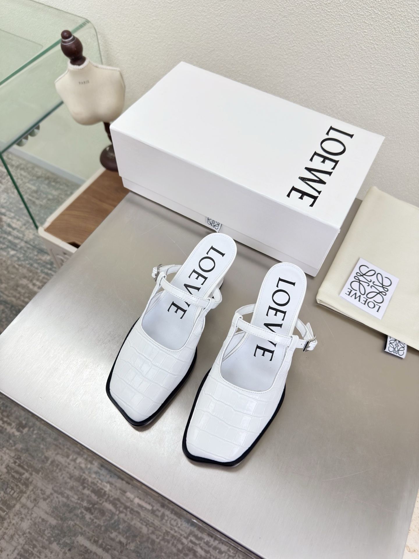 NO:750475,Square-heeled slippers, apple toe, crocodile pattern, Loewe Mary Jane slippers, soft and comfortable, crocodile pattern cowhide upper, lining: lambskin, Italian genuine leather injection molded outsole, white crocodile pattern, loewe super versatile in autumn, cat heel toe shoes, these are comfortable and versatile! Super suitable for wide and high insteps, no break-in period is required, and the old color is very special, and there will be no deep crease marks. Recommended index: loewe soft and comfortable  34 35 36 37 38 39 40 41 42 43 (34 40 41 42 43 customized code number) configured with original packaging, semi-trailer, loewe, loewe, mary jane, slippers, cowhide, sheepskin19860909方跟拖鞋 苹果头 鳄鱼纹 罗意威 Loewe 玛丽珍 拖鞋 柔软舒适 鞋面鳄鱼纹牛皮 内里: 小羊皮 意大利真皮注塑大底 白色鳄鱼纹  loewe秋日超百搭 猫跟包头单鞋 这款舒服又百搭! 超级适合宽和高脚背,不需要磨合期,并且做旧色很特别,也不会有很深的褶痕印 推荐指数: loewe 柔美舒适 34 35 36 37 38 39 40 41 42 43（34 40 41 42 43 定制码数） 配置原版包装,半拖,loewe,loewe,mary jane,slippers,cowhide,sheepskin,Women's Shoes