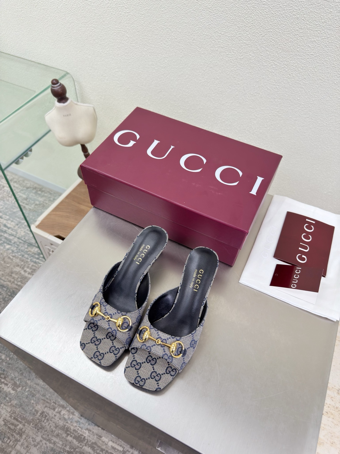 NO:750449,Medium heel Saddle buckle Square toe slippers Genuine leather outsole Premium packaging GUCCI Blue double G Presbyopic material Walking shoe style Gucci square three-dimensional heel Stylish brand LOGO with super recognition and high recognition Various products are competing for brands and will be launched first and later. Super series heels and high rows GUCCI is not behind the Gucci Paris fashion show model  This series interprets new fashion charm and continues the ultra-high heel design. It has won the favor of well-known overseas bloggers and millions of fans. It is sold well at home and abroad and has been sold out in China. The top version is in candy color. Each color is absolutely beautiful. Colors are available. Upper shoes: Presbyopic original jacquard embroidery. Double G logo. Lining: imported leather. Sole shoes: Original genuine leather outsole. Size: 35 36 37 38 39 40 41 42 (40 41)  42 orders) Packaging: GUCCI full set of original packaging, slippers, gucci, gucci, slippers, Leather soles19860909中跟马鞍扣 方头拖鞋 真皮大底 精品包装 GUCCI  蓝色双G 老花材质  走鞋款秀 古驰方形立体跟  时尚的品牌LOGO持加,具有超辨高识度各品大争牌恐先推后出超系跟高列GUCCI不也落伍 Guccl巴黎时装秀场款 此系列演绎全新时尚魅力延续超高跟设计,深得海外知名博主青睐千万粉丝博主倾情演绎,畅销海内外国内已经断货,顶级版本糖果色配色,每个颜色都是绝美知知,颜色供选 面鞋:老花原版提花绣 双G logo 里内:进口皮羊 底鞋:原版真皮大底 码数:35 36 37 38 39 40 41 42 (40 41 42订) 包装:GUCCI全套原包版装,拖鞋,gucci,gucci,slippers,Leather soles,Women's Shoes
