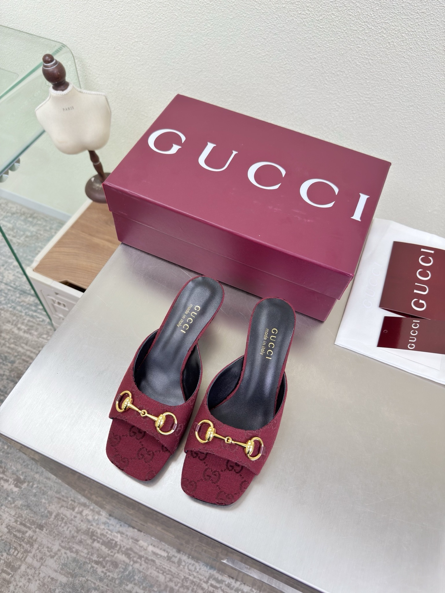 NO:750452,Medium heel Saddle buckle Square toe slippers Genuine leather outsole Premium packaging GUCCI Burgundy Double G Presbyopia material Walking shoe style Gucci square three-dimensional heel Stylish brand LOGO with super recognition and high recognition Various products compete for brands and are eager to launch super series heels first. GUCCI is not behind the times at the Gucci Paris fashion show  This series interprets new fashion charm and continues the ultra-high heel design. It has won the favor of well-known overseas bloggers and millions of fans. It is sold well at home and abroad and has been sold out in China. The top version is in candy color. Each color is absolutely beautiful. Colors are available. Upper shoes: Presbyopic original jacquard embroidery. Double G logo. Lining: imported leather. Sole shoes: Original genuine leather outsole. Size: 35 36 37 38 39 40 41 42 (40 41)  42 orders) Packaging: GUCCI full set of original packaging, slippers, gucci, gucci, slippers, Leather soles19860909中跟马鞍扣 方头拖鞋 真皮大底 精品包装 GUCCI  酒红色 双G 老花材质  走鞋款秀 古驰方形立体跟  时尚的品牌LOGO持加,具有超辨高识度各品大争牌恐先推后出超系跟高列GUCCI不也落伍 Guccl巴黎时装秀场款 此系列演绎全新时尚魅力延续超高跟设计,深得海外知名博主青睐千万粉丝博主倾情演绎,畅销海内外国内已经断货,顶级版本糖果色配色,每个颜色都是绝美知知,颜色供选 面鞋:老花原版提花绣 双G logo 里内:进口皮羊 底鞋:原版真皮大底 码数:35 36 37 38 39 40 41 42 (40 41 42订) 包装:GUCCI全套原包版装,拖鞋,gucci,gucci,slippers,Leather soles,Women's Shoes