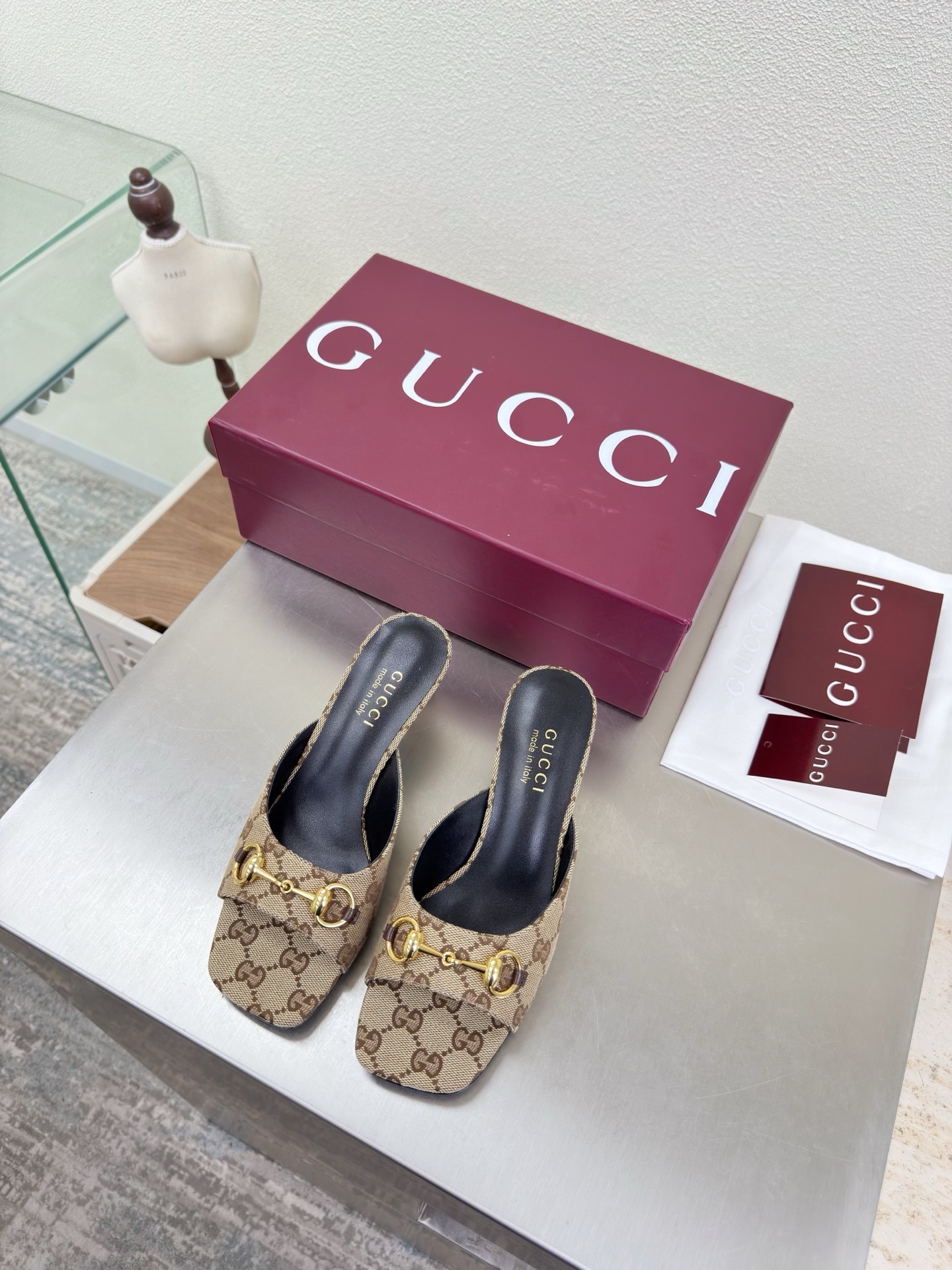 NO:750456,Medium heel Saddle buckle Square toe slippers Genuine leather outsole Premium packaging GUCCI Apricot Double G Presbyopia material Walking shoe style Gucci square three-dimensional heel Stylish brand LOGO with super recognition and high recognition Various products compete for brands and are eager to launch super series heels first. GUCCI is not behind the trend at the Paris fashion show  This series interprets new fashion charm and continues the ultra-high heel design. It has won the favor of well-known overseas bloggers and millions of fans. It is sold well at home and abroad and has been sold out in China. The top version is in candy color. Each color is absolutely beautiful. Colors are available. Upper shoes: Presbyopic original jacquard embroidery. Double G logo. Lining: imported leather. Sole shoes: Original genuine leather outsole. Size: 35 36 37 38 39 40 41 42 (40 41)  42 orders) Packaging: GUCCI full set of original packaging, slippers, gucci, gucci, slippers, Leather soles19860909中跟马鞍扣 方头拖鞋 真皮大底 精品包装 GUCCI  杏色 双G 老花材质  走鞋款秀 古驰方形立体跟  时尚的品牌LOGO持加,具有超辨高识度各品大争牌恐先推后出超系跟高列GUCCI不也落伍 Guccl巴黎时装秀场款 此系列演绎全新时尚魅力延续超高跟设计,深得海外知名博主青睐千万粉丝博主倾情演绎,畅销海内外国内已经断货,顶级版本糖果色配色,每个颜色都是绝美知知,颜色供选 面鞋:老花原版提花绣 双G logo 里内:进口皮羊 底鞋:原版真皮大底 码数:35 36 37 38 39 40 41 42 (40 41 42订) 包装:GUCCI全套原包版装,拖鞋,gucci,gucci,slippers,Leather soles,Women's Shoes
