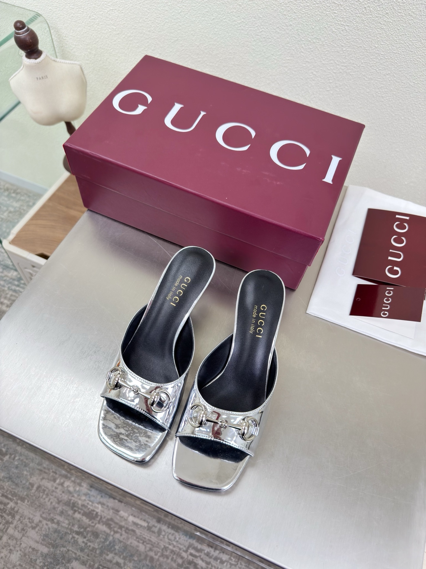 NO:750459,Medium heel saddle buckle Square toe slippers Genuine leather outsole Premium packaging GUCCI Silver metallic cowhide Walking shoe style Gucci square three-dimensional heel Stylish brand LOGO with super recognition and high recognition Various products are competing for brands and are likely to be launched first and later in the super series of high-heeled series GUCCI is not behind the Gucci Paris fashion show model  This series interprets the new fashion charm and continues the ultra-high heel design. It has won the favor of well-known overseas bloggers and millions of fans. It is sold well at home and abroad and has been sold out in China. The top version is in candy color. Each color is absolutely beautiful. The colors are optional. Upper shoes: metallic calfskin. Lining: imported leather sheep. Sole shoes: original genuine leather outsole. Size: 35 36 37 38 39 40 41 42 (order 40 41 42)  Packaging: GUCCI full set of original packaging, slippers, gucci, gucci, slippers, cowhide, Leather soles19860909中跟马鞍扣 方头拖鞋 真皮大底 精品包装 GUCCI  银色金属牛皮  走鞋款秀 古驰方形立体跟  时尚的品牌LOGO持加,具有超辨高识度各品大争牌恐先推后出超系跟高列GUCCI不也落伍 Guccl巴黎时装秀场款 此系列演绎全新时尚魅力延续超高跟设计,深得海外知名博主青睐千万粉丝博主倾情演绎,畅销海内外国内已经断货,顶级版本糖果色配色,每个颜色都是绝美知知,颜色供选 面鞋:金属小牛皮 里内:进口皮羊 底鞋:原版真皮大底 码数:35 36 37 38 39 40 41 42 (40 41 42订) 包装:GUCCI全套原包版装,拖鞋,gucci,gucci,slippers,cowhide,Leather soles,Women's Shoes