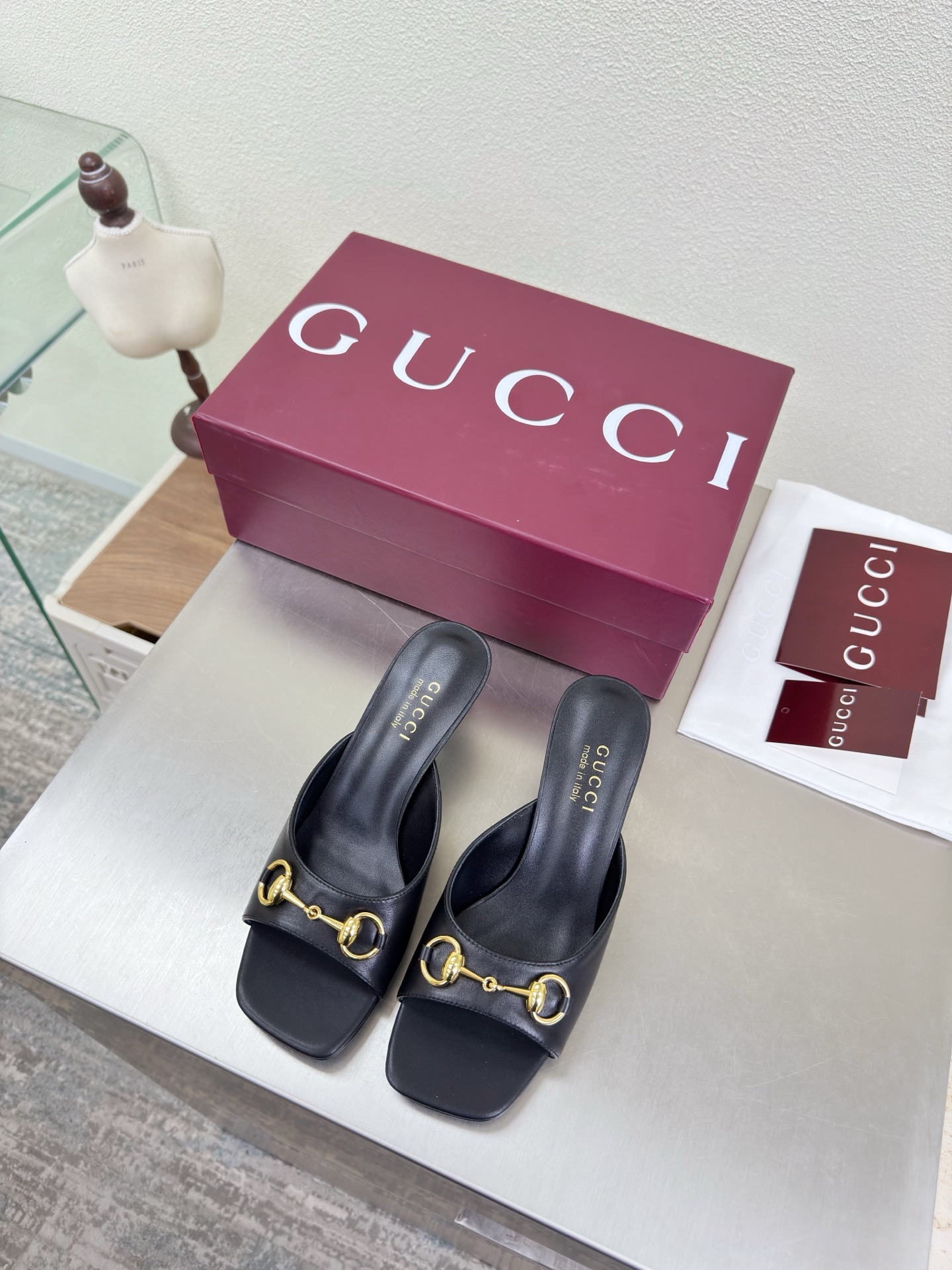 NO:750466,Medium heel Saddle buckle Square toe slippers Genuine leather outsole Premium packaging GUCCI Black lambskin Walking shoe style Gucci square three-dimensional heel Stylish brand LOGO with super recognition and high recognition Various products are competing for brands and will be launched first and later in the super series of high-heeled shoes GUCCI is not behind the Gucci Paris fashion show model  This series interprets the new fashion charm and continues the ultra-high heel design. It has won the favor of well-known overseas bloggers and millions of fans. It is sold well at home and abroad and is out of stock in China. The top version is in candy color. Each color is absolutely beautiful. Colors are available. Upper shoes: lambskin. Lining: imported leather sheep. Sole shoes: Original genuine leather outsole. Size: 35 36 37 38 39 40 41 42 (order 40 41 42)  Packaging: GUCCI full set of original packaging, slippers, gucci, gucci, slippers, sheepskin, Leather soles19860909中跟马鞍扣 方头拖鞋 真皮大底 精品包装 GUCCI  黑色小羊皮  走鞋款秀 古驰方形立体跟  时尚的品牌LOGO持加,具有超辨高识度各品大争牌恐先推后出超系跟高列GUCCI不也落伍 Guccl巴黎时装秀场款 此系列演绎全新时尚魅力延续超高跟设计,深得海外知名博主青睐千万粉丝博主倾情演绎,畅销海内外国内已经断货,顶级版本糖果色配色,每个颜色都是绝美知知,颜色供选 面鞋:小羊皮  里内:进口皮羊 底鞋:原版真皮大底 码数:35 36 37 38 39 40 41 42 (40 41 42订) 包装:GUCCI全套原包版装,拖鞋,gucci,gucci,slippers,sheepskin,Leather soles,Women's Shoes