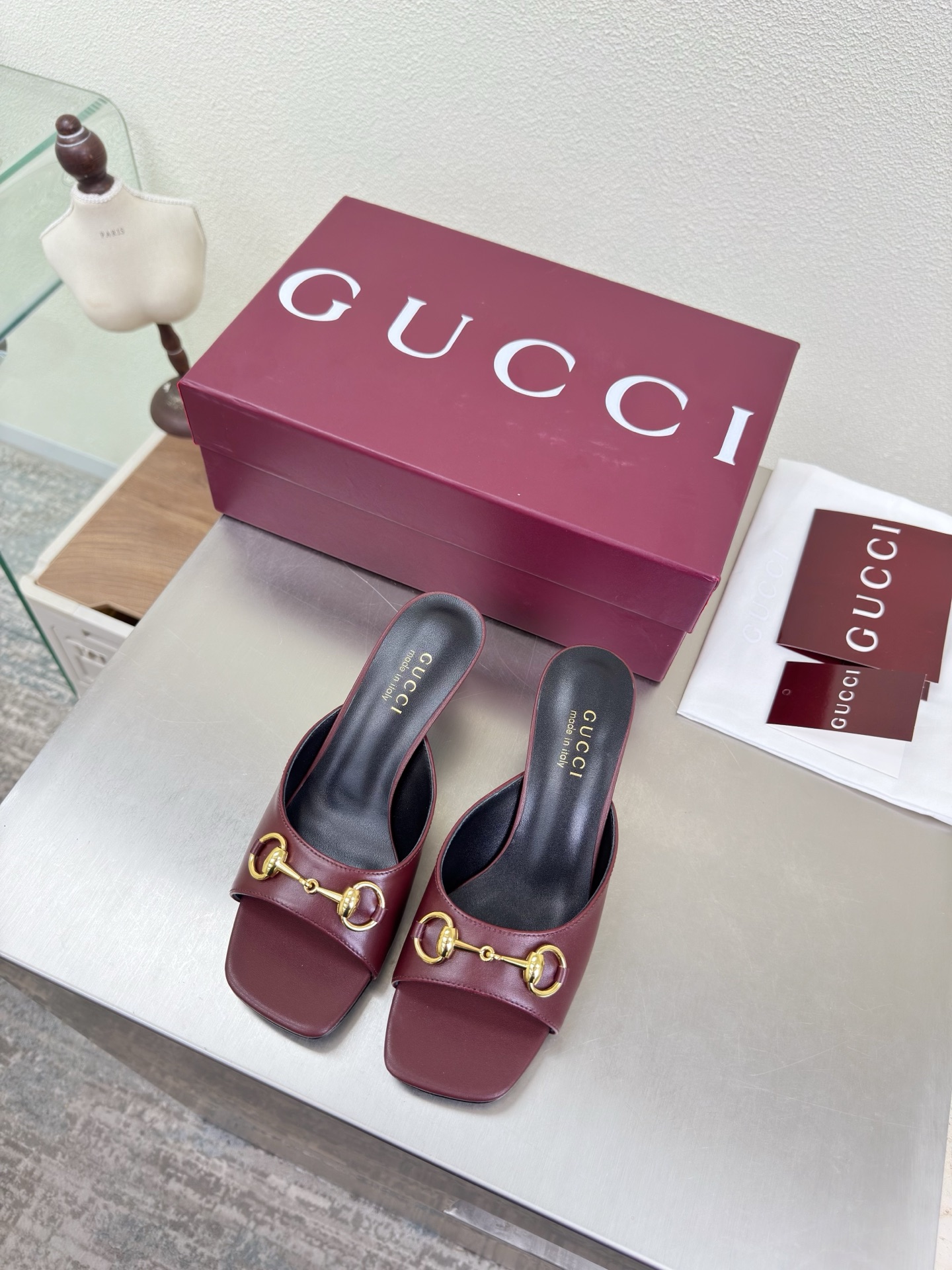 NO:750474,Medium heel Saddle buckle Square toe slippers Genuine leather outsole Premium packaging GUCCI Burgundy Lambskin Walking shoe style Gucci square three-dimensional heel Stylish brand LOGO with super-recognizable and high-recognizability Various products are competing for brands and will be launched first and later. Super series heels and high rows GUCCI is not behind the Gucci Paris fashion show model  This series interprets the new fashion charm and continues the ultra-high heel design. It has won the favor of well-known overseas bloggers and millions of fans. It is sold well at home and abroad and is out of stock in China. The top version is in candy color. Each color is absolutely beautiful. Colors are available. Upper shoes: lambskin. Lining: imported leather sheep. Sole shoes: Original genuine leather outsole. Size: 35 36 37 38 39 40 41 42 (order 40 41 42)  Packaging: GUCCI full set of original packaging, slippers, gucci, gucci, slippers, sheepskin, Leather soles19860909中跟马鞍扣 方头拖鞋 真皮大底 精品包装 GUCCI  酒红色 小羊皮  走鞋款秀 古驰方形立体跟  时尚的品牌LOGO持加,具有超辨高识度各品大争牌恐先推后出超系跟高列GUCCI不也落伍 Guccl巴黎时装秀场款 此系列演绎全新时尚魅力延续超高跟设计,深得海外知名博主青睐千万粉丝博主倾情演绎,畅销海内外国内已经断货,顶级版本糖果色配色,每个颜色都是绝美知知,颜色供选 面鞋:小羊皮  里内:进口皮羊 底鞋:原版真皮大底 码数:35 36 37 38 39 40 41 42 (40 41 42订) 包装:GUCCI全套原包版装,拖鞋,gucci,gucci,slippers,sheepskin,Leather soles,Women's Shoes