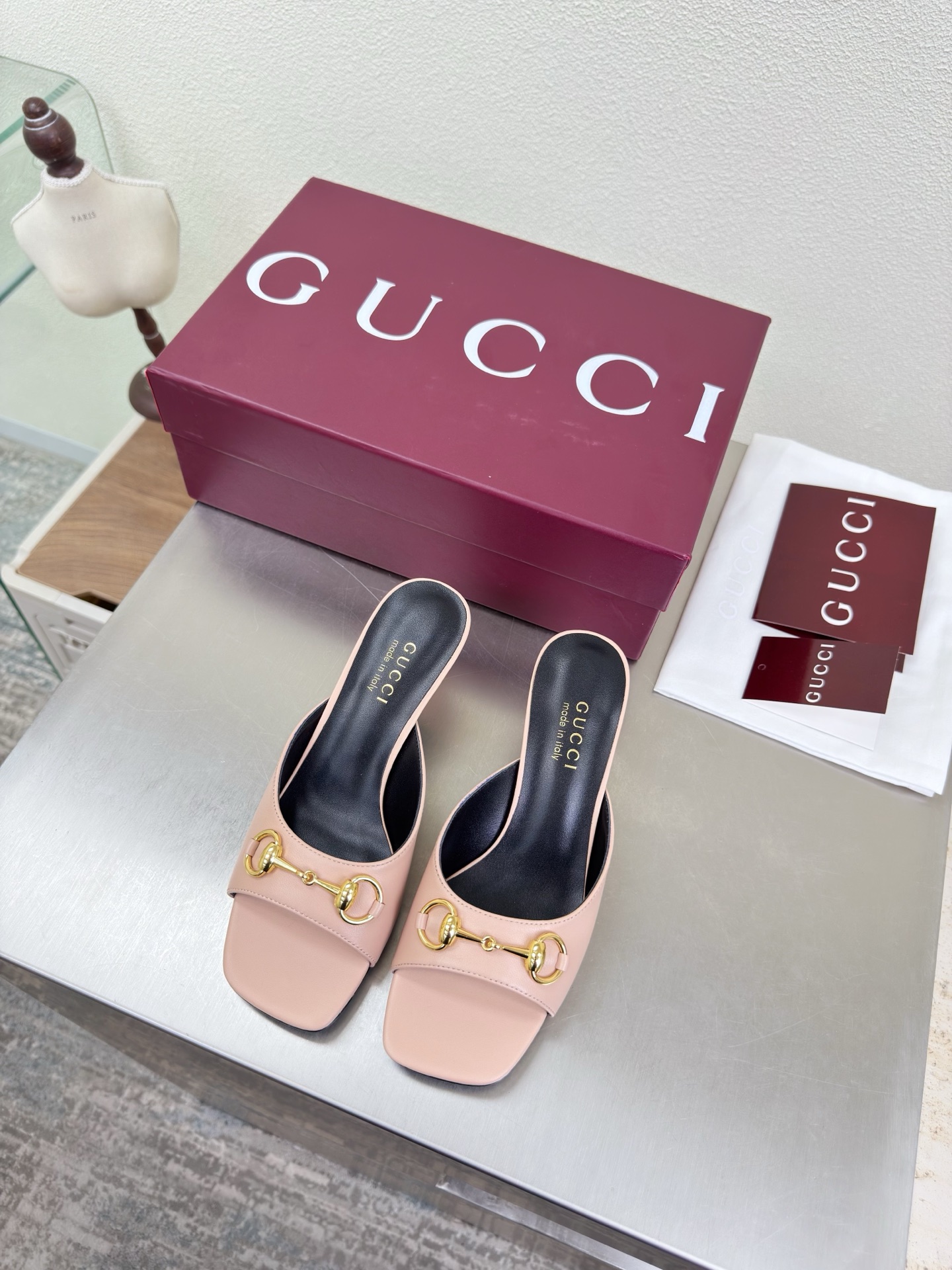 NO:750479,Medium heel Saddle buckle Square toe slippers Genuine leather outsole Premium packaging GUCCI Apricot Lambskin Walking shoe style Gucci square three-dimensional heel Stylish brand LOGO with super recognition and high recognition Various products are competing for brands and will be launched first and later. Super series heels and high rows GUCCI is not behind the Gucci Paris fashion show model  This series interprets the new fashion charm and continues the ultra-high heel design. It has won the favor of well-known overseas bloggers and millions of fans. It is sold well at home and abroad and is out of stock in China. The top version is in candy color. Each color is absolutely beautiful. Colors are available. Upper shoes: lambskin. Lining: imported leather sheep. Sole shoes: Original genuine leather outsole. Size: 35 36 37 38 39 40 41 42 (order 40 41 42)  Packaging: GUCCI full set of original packaging, slippers, gucci, gucci, slippers, sheepskin, Leather soles19860909中跟马鞍扣 方头拖鞋 真皮大底 精品包装 GUCCI  杏色 小羊皮  走鞋款秀 古驰方形立体跟  时尚的品牌LOGO持加,具有超辨高识度各品大争牌恐先推后出超系跟高列GUCCI不也落伍 Guccl巴黎时装秀场款 此系列演绎全新时尚魅力延续超高跟设计,深得海外知名博主青睐千万粉丝博主倾情演绎,畅销海内外国内已经断货,顶级版本糖果色配色,每个颜色都是绝美知知,颜色供选 面鞋:小羊皮  里内:进口皮羊 底鞋:原版真皮大底 码数:35 36 37 38 39 40 41 42 (40 41 42订) 包装:GUCCI全套原包版装,拖鞋,gucci,gucci,slippers,sheepskin,Leather soles,Women's Shoes