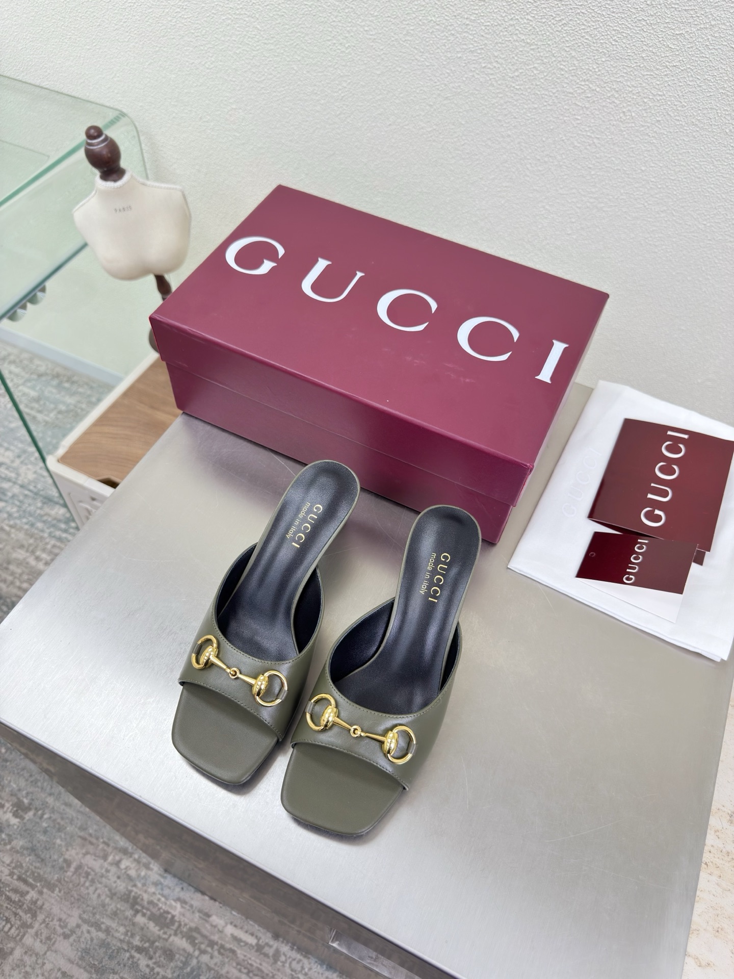 NO:750484,Medium heel Saddle buckle Square toe slippers Genuine leather outsole Premium packaging GUCCI Army green Lambskin Walking shoe style Gucci square three-dimensional heel Stylish brand LOGO with super recognition and high recognition Various products are competing for brands and will be launched first and later. Super series heels and high rows GUCCI is not behind the Gucci Paris fashion show model  This series interprets the new fashion charm and continues the ultra-high heel design. It has won the favor of well-known overseas bloggers and millions of fans. It is sold well at home and abroad and is out of stock in China. The top version is in candy color. Each color is absolutely beautiful. Colors are available. Upper shoes: lambskin. Lining: imported leather sheep. Sole shoes: Original genuine leather outsole. Size: 35 36 37 38 39 40 41 42 (order 40 41 42)  Packaging: GUCCI full set of original packaging, slippers, gucci, gucci, slippers, sheepskin, Leather soles19860909中跟马鞍扣 方头拖鞋 真皮大底 精品包装 GUCCI  军绿色 小羊皮  走鞋款秀 古驰方形立体跟  时尚的品牌LOGO持加,具有超辨高识度各品大争牌恐先推后出超系跟高列GUCCI不也落伍 Guccl巴黎时装秀场款 此系列演绎全新时尚魅力延续超高跟设计,深得海外知名博主青睐千万粉丝博主倾情演绎,畅销海内外国内已经断货,顶级版本糖果色配色,每个颜色都是绝美知知,颜色供选 面鞋:小羊皮  里内:进口皮羊 底鞋:原版真皮大底 码数:35 36 37 38 39 40 41 42 (40 41 42订) 包装:GUCCI全套原包版装,拖鞋,gucci,gucci,slippers,sheepskin,Leather soles,Women's Shoes