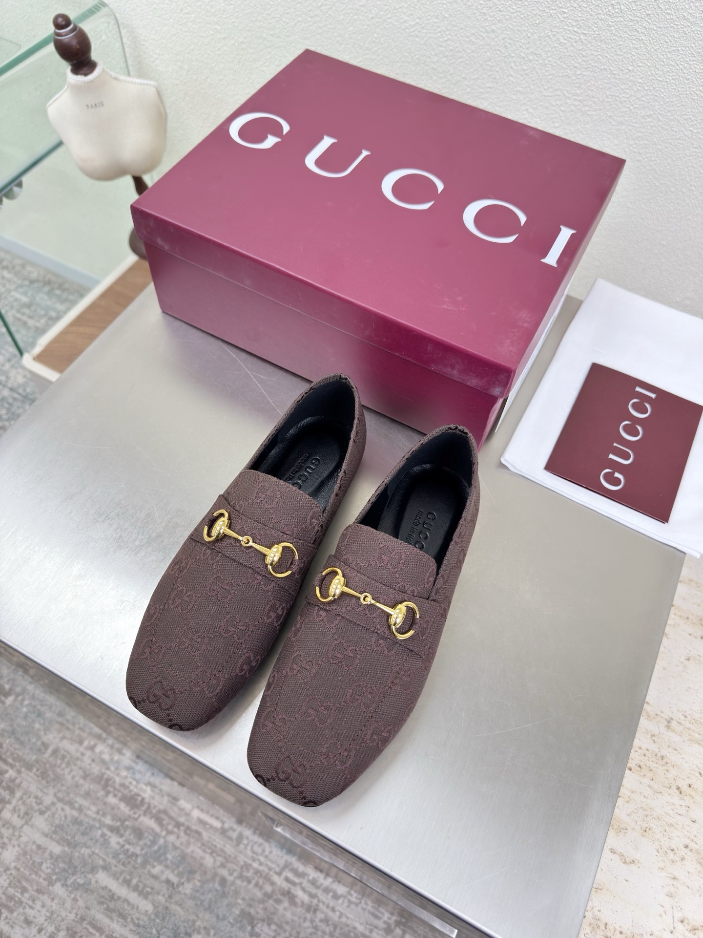 NO:750451,Classic flat soles, saddle buckles, square-toe loafers, genuine leather outsole, premium packaging, GUCCI, brown, double G jacquard original fabric, walking shoe style show, Gucci flat loafers, fashionable brand LOGOs, super recognizable and highly recognizable. Different brands are competing for brands, and they will launch super series and high-rise shoes first. GUCCI is not behind the times at the Gucci Paris fashion show.  This series interprets the new fashion charm and continues the ultra-high heel design. It has won the favor of well-known overseas bloggers and millions of fans. It is sold well at home and abroad and is out of stock. The top version is in candy color. Each color is absolutely beautiful. Colors are available. Upper shoes: original double G jacquard fabric. Lining: imported leather. Sole shoes: original genuine leather outsole. Size: 35 36 37 38 39 40 41 42 (order 40 41 42)  Packaging: GUCCI full set of original packaging, loafers, gucci, gucci, loafers, Leather soles19860909经典平底 马鞍扣 方头乐福单鞋 真皮大底 精品包装 GUCCI  咖啡色 双G提花原版布  走鞋款秀 古驰平底乐福鞋  时尚的品牌LOGO持加,具有超辨高识度各品大争牌恐先推后出超系跟高列GUCCI不也落伍 Guccl巴黎时装秀场款 此系列演绎全新时尚魅力延续超高跟设计,深得海外知名博主青睐千万粉丝博主倾情演绎,畅销海内外国内已经断货,顶级版本糖果色配色,每个颜色都是绝美知知,颜色供选 面鞋:原版双G提花布 里内:进口皮羊 底鞋:原版真皮大底 码数:35 36 37 38 39 40 41 42 (40 41 42订) 包装:GUCCI全套原包版装,乐福鞋,gucci,gucci,loafers,Leather soles,Women's Shoes