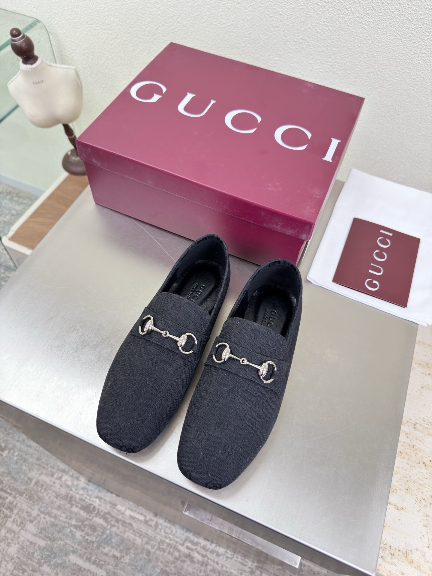 NO:750455,Classic flat sole, saddle buckle, square toe loafers, genuine leather outsole, exquisite packaging GUCCI black, double G jacquard original fabric, walking shoe style show, Gucci flat loafers, fashionable brand LOGO, super recognizable and high-recognition, various brands are competing for brands, and super series and high-series GUCCI is not behind the times. Gucci Paris fashion show model  This series interprets the new fashion charm and continues the ultra-high heel design. It has won the favor of well-known overseas bloggers and millions of fans. It is sold well at home and abroad and is out of stock. The top version is in candy color. Each color is absolutely beautiful. Colors are available. Upper shoes: original double G jacquard fabric. Lining: imported leather. Sole shoes: original genuine leather outsole. Size: 35 36 37 38 39 40 41 42 (order 40 41 42)  Packaging: GUCCI full set of original packaging, loafers, gucci, gucci, loafers, Leather soles19860909经典平底 马鞍扣 方头乐福单鞋 真皮大底 精品包装 GUCCI  黑色 双G提花原版布  走鞋款秀 古驰平底乐福鞋  时尚的品牌LOGO持加,具有超辨高识度各品大争牌恐先推后出超系跟高列GUCCI不也落伍 Guccl巴黎时装秀场款 此系列演绎全新时尚魅力延续超高跟设计,深得海外知名博主青睐千万粉丝博主倾情演绎,畅销海内外国内已经断货,顶级版本糖果色配色,每个颜色都是绝美知知,颜色供选 面鞋:原版双G提花布 里内:进口皮羊 底鞋:原版真皮大底 码数:35 36 37 38 39 40 41 42 (40 41 42订) 包装:GUCCI全套原包版装,乐福鞋,gucci,gucci,loafers,Leather soles,Women's Shoes