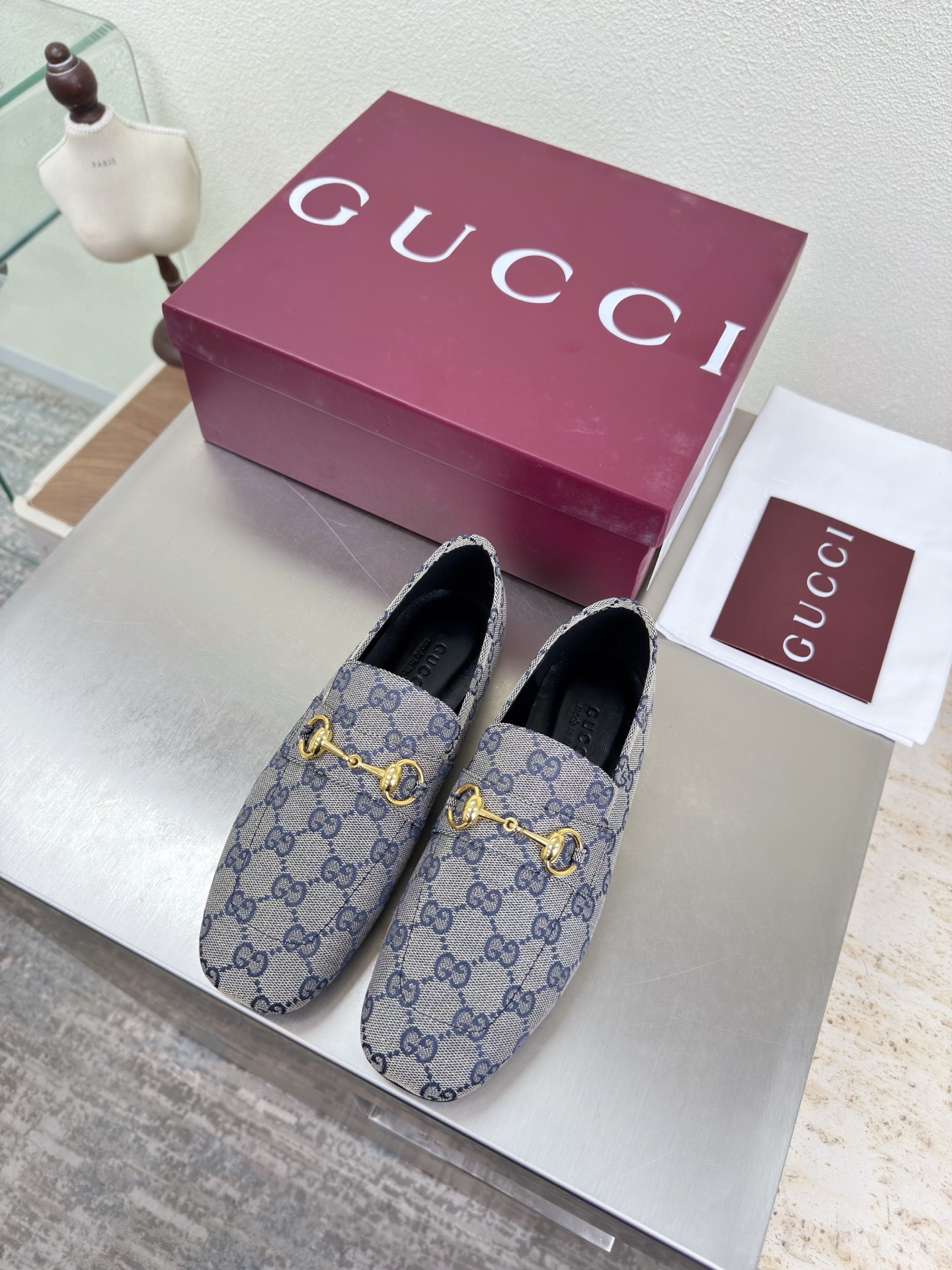 NO:750458,Classic flat sole, saddle buckle, square-toe loafers, genuine leather outsole, exquisite packaging, GUCCI blue, double G jacquard original fabric, walking shoe style show, Gucci flat loafers, fashionable brand LOGO, super recognizable and high-recognition, various brands are competing for brands, and super series and high-series GUCCI is not behind the times. Gucci Paris fashion show model  This series interprets the new fashion charm and continues the ultra-high heel design. It has won the favor of well-known overseas bloggers and millions of fans. It is sold well at home and abroad and is out of stock. The top version is in candy color. Each color is absolutely beautiful. Colors are available. Upper shoes: original double G jacquard fabric. Lining: imported leather. Sole shoes: original genuine leather outsole. Size: 35 36 37 38 39 40 41 42 (order 40 41 42)  Packaging: GUCCI full set of original packaging, loafers, gucci, gucci, loafers, Leather soles19860909经典平底 马鞍扣 方头乐福单鞋 真皮大底 精品包装 GUCCI  蓝色 双G提花原版布  走鞋款秀 古驰平底乐福鞋  时尚的品牌LOGO持加,具有超辨高识度各品大争牌恐先推后出超系跟高列GUCCI不也落伍 Guccl巴黎时装秀场款 此系列演绎全新时尚魅力延续超高跟设计,深得海外知名博主青睐千万粉丝博主倾情演绎,畅销海内外国内已经断货,顶级版本糖果色配色,每个颜色都是绝美知知,颜色供选 面鞋:原版双G提花布 里内:进口皮羊 底鞋:原版真皮大底 码数:35 36 37 38 39 40 41 42 (40 41 42订) 包装:GUCCI全套原包版装,乐福鞋,gucci,gucci,loafers,Leather soles,Women's Shoes