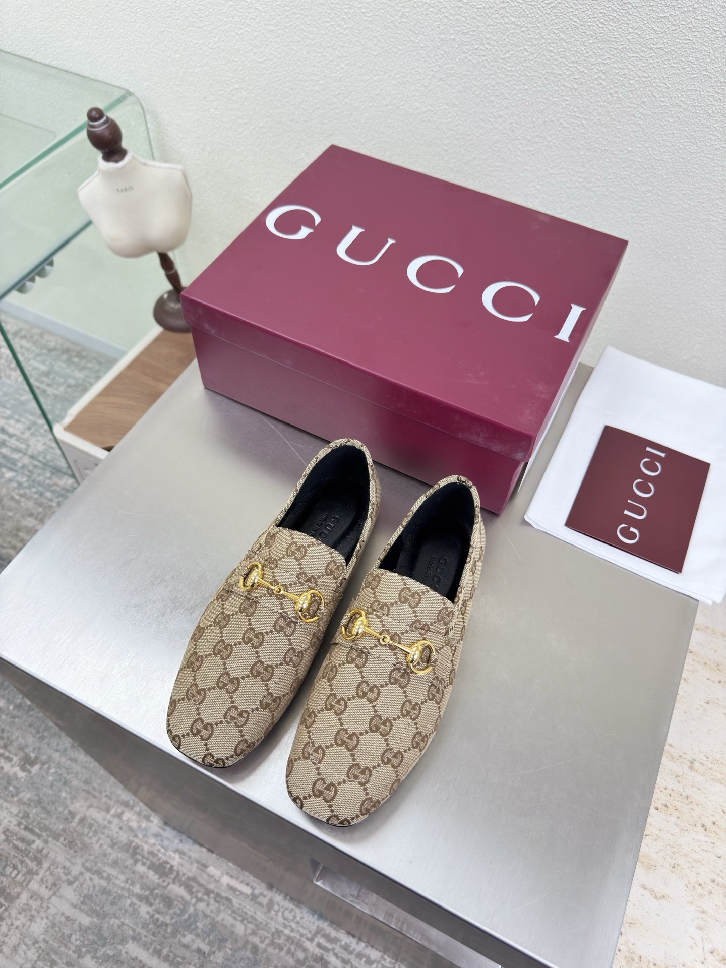 NO:750430,Classic flat sole Saddle buckle Square toe loafers Genuine leather outsole Premium packaging GUCCI Apricot Double G jacquard original fabric Walking shoe style show Gucci flat loafers Stylish brand LOGOs with super recognition and high recognition Each product competes for brands and will launch first and later in the super series and high series GUCCI is not behind the times at the Gucci Paris fashion show  This series interprets the new fashion charm and continues the ultra-high heel design. It has won the favor of well-known overseas bloggers and millions of fans. It is sold well at home and abroad and is out of stock. The top version is in candy color. Each color is absolutely beautiful. Colors are available. Upper shoes: original double G jacquard fabric. Lining: imported leather. Sole shoes: original genuine leather outsole. Size: 35 36 37 38 39 40 41 42 (order 40 41 42)  Packaging: GUCCI full set of original packaging, loafers, gucci, gucci, loafers, Leather soles19860909经典平底 马鞍扣 方头乐福单鞋 真皮大底 精品包装 GUCCI  杏色 双G提花原版布  走鞋款秀 古驰平底乐福鞋  时尚的品牌LOGO持加,具有超辨高识度各品大争牌恐先推后出超系跟高列GUCCI不也落伍 Guccl巴黎时装秀场款 此系列演绎全新时尚魅力延续超高跟设计,深得海外知名博主青睐千万粉丝博主倾情演绎,畅销海内外国内已经断货,顶级版本糖果色配色,每个颜色都是绝美知知,颜色供选 面鞋:原版双G提花布 里内:进口皮羊 底鞋:原版真皮大底 码数:35 36 37 38 39 40 41 42 (40 41 42订) 包装:GUCCI全套原包版装,乐福鞋,gucci,gucci,loafers,Leather soles,Women's Shoes