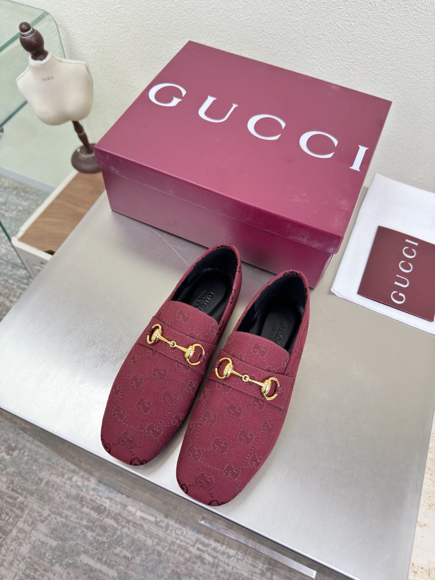 NO:750433,Classic flat soles, saddle buckles, square-toe loafers, genuine leather outsole, boutique packaging, GUCCI, burgundy, double G jacquard original fabric, walking shoe style show, Gucci flat loafers, fashionable brand LOGOs, super recognizable and highly recognizable. Various brands are competing for brands, and they will launch super series and high-series shoes first. GUCCI is not behind the times at the Gucci Paris fashion show.  This series interprets the new fashion charm and continues the ultra-high heel design. It has won the favor of well-known overseas bloggers and millions of fans. It is sold well at home and abroad and is out of stock. The top version is in candy color. Each color is absolutely beautiful. Colors are available. Upper shoes: original double G jacquard fabric. Lining: imported leather. Sole shoes: original genuine leather outsole. Size: 35 36 37 38 39 40 41 42 (order 40 41 42)  Packaging: GUCCI full set of original packaging, loafers, gucci, gucci, loafers, Leather soles19860909经典平底 马鞍扣 方头乐福单鞋 真皮大底 精品包装 GUCCI  酒红色 双G提花原版布  走鞋款秀 古驰平底乐福鞋  时尚的品牌LOGO持加,具有超辨高识度各品大争牌恐先推后出超系跟高列GUCCI不也落伍 Guccl巴黎时装秀场款 此系列演绎全新时尚魅力延续超高跟设计,深得海外知名博主青睐千万粉丝博主倾情演绎,畅销海内外国内已经断货,顶级版本糖果色配色,每个颜色都是绝美知知,颜色供选 面鞋:原版双G提花布 里内:进口皮羊 底鞋:原版真皮大底 码数:35 36 37 38 39 40 41 42 (40 41 42订) 包装:GUCCI全套原包版装,乐福鞋,gucci,gucci,loafers,Leather soles,Women's Shoes