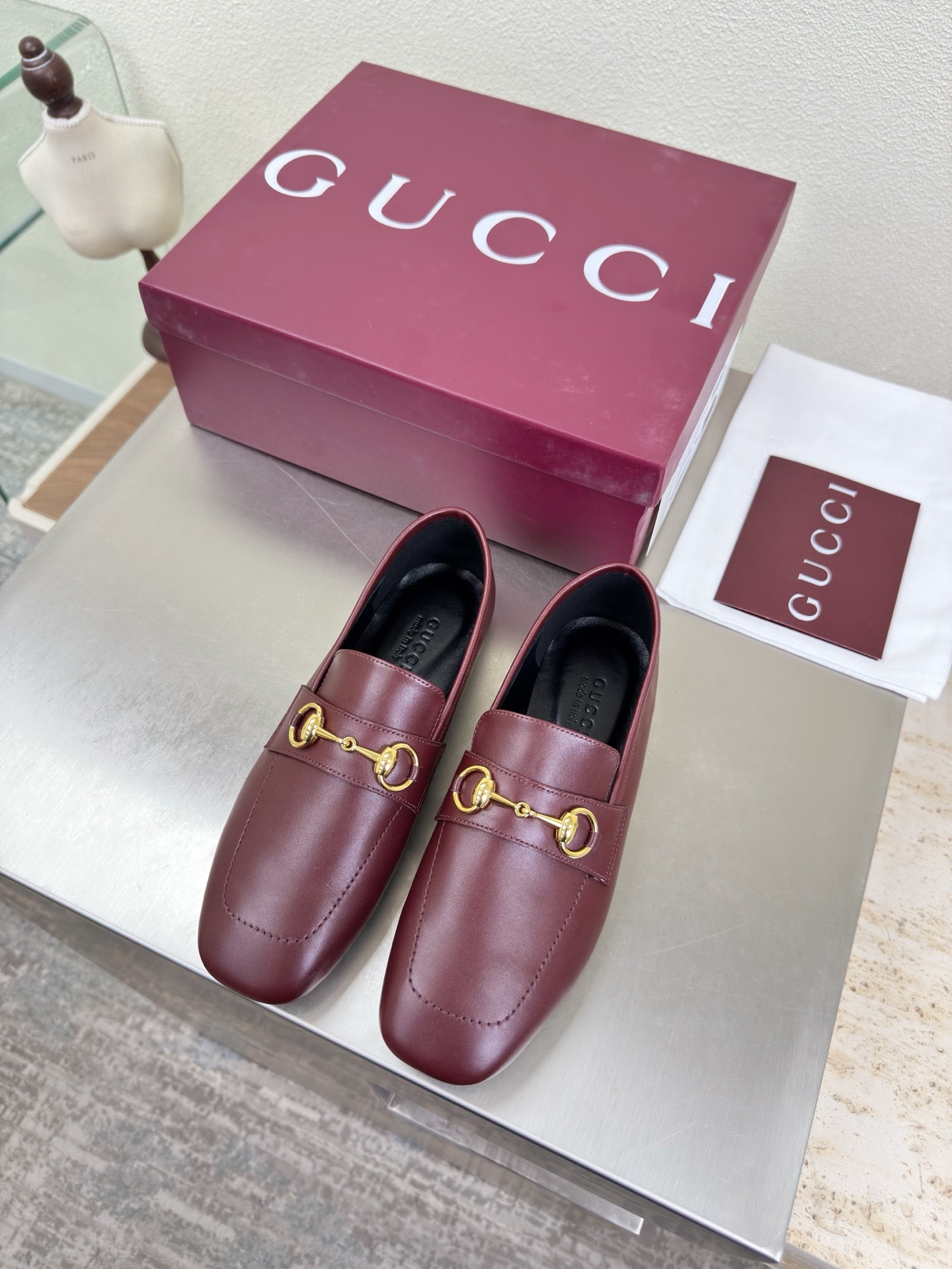 NO:750436,Classic flat sole, saddle buckle, square-toe loafers, genuine leather outsole, premium packaging, GUCCI, burgundy calfskin, walking shoe style show, Gucci flat loafers, fashionable brand LOGO, highly recognizable, various products competing for brands, rushing to launch super series and high series, GUCCI is not behind the times, Gucci Paris fashion show model  This series interprets the new fashion charm and continues the ultra-high heel design. It has won the favor of well-known overseas bloggers and millions of fans. It is sold well at home and abroad and has been sold out in China. The top version is in candy color. Each color is absolutely beautiful. The colors are optional. Upper shoes: first-layer calfskin. Lining: imported leather sheep. Sole shoes: original genuine leather outsole. Size: 35 36 37 38 39 40 41 42 (order 40 41 42)  Packaging: GUCCI full set of original packaging, loafers, gucci, gucci, loafers, cowhide, Leather soles19860909经典平底 马鞍扣 方头乐福单鞋 真皮大底 精品包装 GUCCI  酒红色小牛皮  走鞋款秀 古驰平底乐福鞋  时尚的品牌LOGO持加,具有超辨高识度各品大争牌恐先推后出超系跟高列GUCCI不也落伍 Guccl巴黎时装秀场款 此系列演绎全新时尚魅力延续超高跟设计,深得海外知名博主青睐千万粉丝博主倾情演绎,畅销海内外国内已经断货,顶级版本糖果色配色,每个颜色都是绝美知知,颜色供选 面鞋:头层小牛皮 里内:进口皮羊 底鞋:原版真皮大底 码数:35 36 37 38 39 40 41 42 (40 41 42订) 包装:GUCCI全套原包版装,乐福鞋,gucci,gucci,loafers,cowhide,Leather soles,Women's Shoes