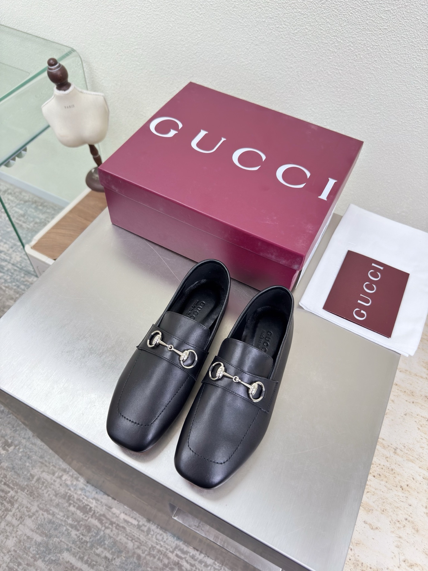 NO:750439,Classic flat soles, saddle buckles, square-toe loafers, genuine leather outsole, premium packaging, GUCCI, black calfskin, walking shoe style, Gucci flat loafers, fashionable brand LOGOs, super recognizable and highly recognizable. Various products are vying for brands, and are launching super series and high-end series. GUCCI is not behind the times at the Gucci Paris fashion show.  This series interprets the new fashion charm and continues the ultra-high heel design. It has won the favor of well-known overseas bloggers and millions of fans. It is sold well at home and abroad and has been sold out in China. The top version is in candy color. Each color is absolutely beautiful. The colors are optional. Upper shoes: first-layer calfskin. Lining: imported leather sheep. Sole shoes: original genuine leather outsole. Size: 35 36 37 38 39 40 41 42 (order 40 41 42)  Packaging: GUCCI full set of original packaging, loafers, gucci, gucci, loafers, cowhide, Leather soles19860909经典平底 马鞍扣 方头乐福单鞋 真皮大底 精品包装 GUCCI  黑色小牛皮  走鞋款秀 古驰平底乐福鞋  时尚的品牌LOGO持加,具有超辨高识度各品大争牌恐先推后出超系跟高列GUCCI不也落伍 Guccl巴黎时装秀场款 此系列演绎全新时尚魅力延续超高跟设计,深得海外知名博主青睐千万粉丝博主倾情演绎,畅销海内外国内已经断货,顶级版本糖果色配色,每个颜色都是绝美知知,颜色供选 面鞋:头层小牛皮 里内:进口皮羊 底鞋:原版真皮大底 码数:35 36 37 38 39 40 41 42 (40 41 42订) 包装:GUCCI全套原包版装,乐福鞋,gucci,gucci,loafers,cowhide,Leather soles,Women's Shoes