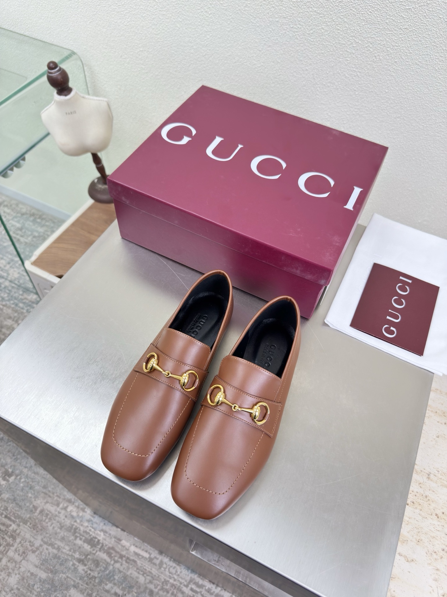 NO:750445,Classic flat sole, saddle buckle, square-toe loafers, genuine leather outsole, boutique packaging, GUCCI, brown calfskin, walking shoe style, Gucci flat loafers, fashionable brand LOGO, highly recognizable, various products are competing for brands, and they are launching super series and high-end series. GUCCI is not out of date at the Gucci Paris fashion show.  This series interprets the new fashion charm and continues the ultra-high heel design. It has won the favor of well-known overseas bloggers and millions of fans. It is sold well at home and abroad and has been sold out in China. The top version is in candy color. Each color is absolutely beautiful. The colors are optional. Upper shoes: first-layer calfskin. Lining: imported leather sheep. Sole shoes: original genuine leather outsole. Size: 35 36 37 38 39 40 41 42 (order 40 41 42)  Packaging: GUCCI full set of original packaging, loafers, gucci, gucci, loafers, cowhide, Leather soles19860909经典平底 马鞍扣 方头乐福单鞋 真皮大底 精品包装 GUCCI  棕色小牛皮  走鞋款秀 古驰平底乐福鞋  时尚的品牌LOGO持加,具有超辨高识度各品大争牌恐先推后出超系跟高列GUCCI不也落伍 Guccl巴黎时装秀场款 此系列演绎全新时尚魅力延续超高跟设计,深得海外知名博主青睐千万粉丝博主倾情演绎,畅销海内外国内已经断货,顶级版本糖果色配色,每个颜色都是绝美知知,颜色供选 面鞋:头层小牛皮 里内:进口皮羊 底鞋:原版真皮大底 码数:35 36 37 38 39 40 41 42 (40 41 42订) 包装:GUCCI全套原包版装,乐福鞋,gucci,gucci,loafers,cowhide,Leather soles,Women's Shoes