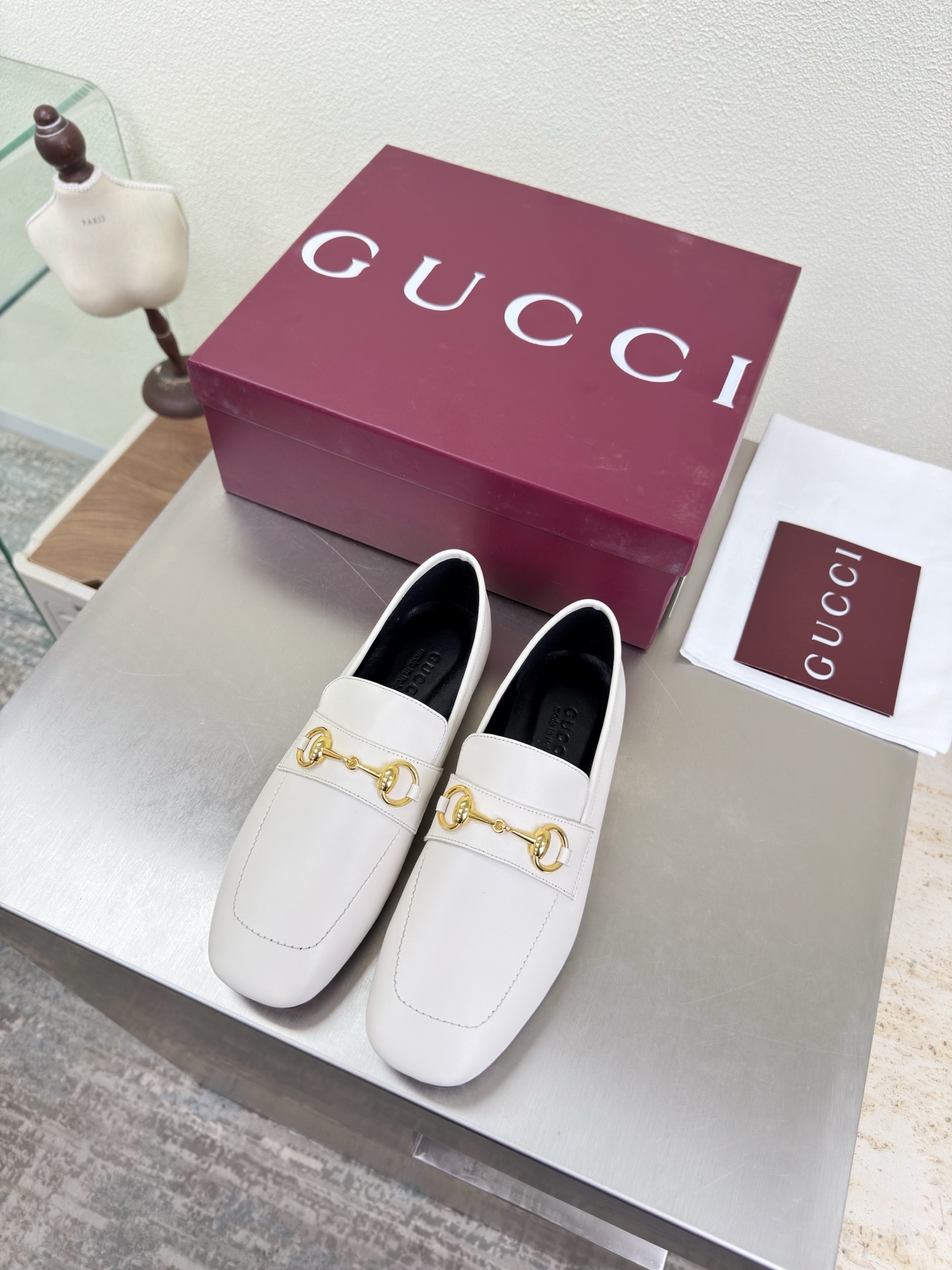 NO:750442,Classic flat soles, saddle buckles, square-toe loafers, genuine leather outsole, premium packaging, GUCCI, white calfskin, walking shoe style, Gucci flat loafers, fashionable brand LOGOs, highly recognizable, competing brands, super series and high-series, GUCCI is not behind the times, Gucci Paris fashion show model  This series interprets the new fashion charm and continues the ultra-high heel design. It has won the favor of well-known overseas bloggers and millions of fans. It is sold well at home and abroad and has been sold out in China. The top version is in candy color. Each color is absolutely beautiful. The colors are optional. Upper shoes: first-layer calfskin. Lining: imported leather sheep. Sole shoes: original genuine leather outsole. Size: 35 36 37 38 39 40 41 42 (order 40 41 42)  Packaging: GUCCI full set of original packaging, loafers, gucci, gucci, loafers, cowhide, Leather soles19860909经典平底 马鞍扣 方头乐福单鞋 真皮大底 精品包装 GUCCI  白色小牛皮  走鞋款秀 古驰平底乐福鞋  时尚的品牌LOGO持加,具有超辨高识度各品大争牌恐先推后出超系跟高列GUCCI不也落伍 Guccl巴黎时装秀场款 此系列演绎全新时尚魅力延续超高跟设计,深得海外知名博主青睐千万粉丝博主倾情演绎,畅销海内外国内已经断货,顶级版本糖果色配色,每个颜色都是绝美知知,颜色供选 面鞋:头层小牛皮 里内:进口皮羊 底鞋:原版真皮大底 码数:35 36 37 38 39 40 41 42 (40 41 42订) 包装:GUCCI全套原包版装,乐福鞋,gucci,gucci,loafers,cowhide,Leather soles,Women's Shoes