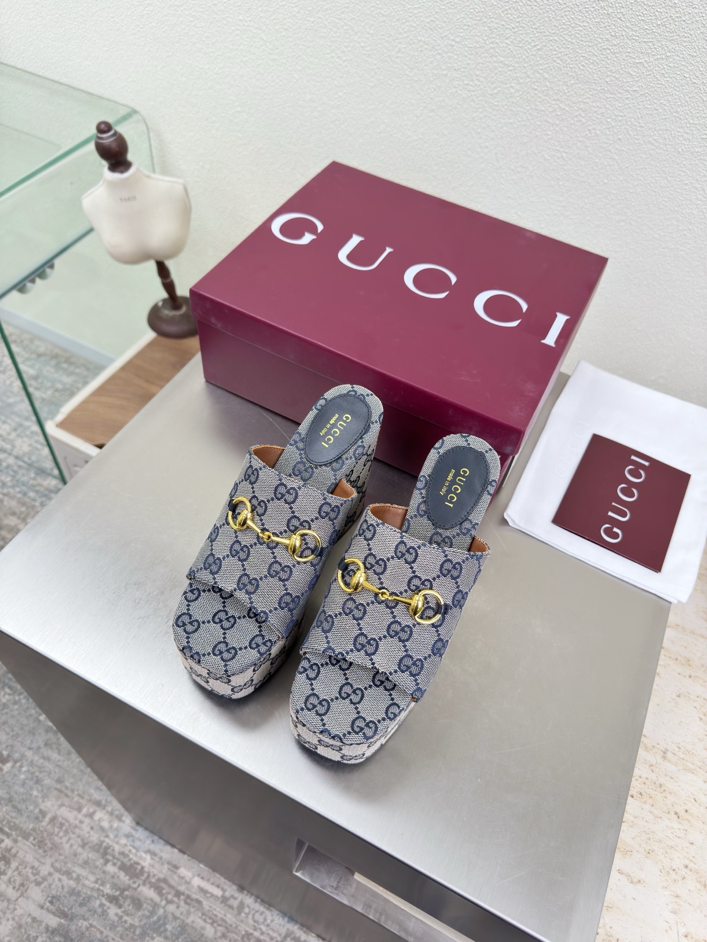 NO:750588,Platform sole Saddle buckle Deep slippers Genuine leather outsole Premium packaging GUCCI Blue original version Double G jacquard fabric Walking shoe style show Gucci flat loafers Stylish brand LOGOs are added, with super high recognition and high recognition. Various products are competing for brands, and they are rushing to launch super series and high-end products. GUCCI is not behind the times at the Gucci Paris fashion show  This series interprets the new fashion charm and continues the ultra-high heel design. It has won the favor of well-known overseas bloggers and millions of fans. It is sold well at home and abroad and is out of stock. The top version is in candy color. Each color is absolutely beautiful. Colors are available. Upper shoes: original double G jacquard fabric. Lining: imported leather. Bottom shoes: original leather outsole. Size: 35 36 37 38 39 40 41 42 (order 40 41 42)  Packaging: GUCCI full set of original packaging, slippers, gucci, gucci, loafers, slippers, Leather soles19860909松糕底 马鞍扣 深口拖鞋 真皮大底 精品包装 GUCCI  蓝色原版 双G提花布  走鞋款秀 古驰平底乐福鞋  时尚的品牌LOGO持加,具有超辨高识度各品大争牌恐先推后出超系跟高列GUCCI不也落伍 Guccl巴黎时装秀场款 此系列演绎全新时尚魅力延续超高跟设计,深得海外知名博主青睐千万粉丝博主倾情演绎,畅销海内外国内已经断货,顶级版本糖果色配色,每个颜色都是绝美知知,颜色供选 面鞋:原版双G提花布料 里内:进口皮羊 底鞋:原版真皮大底 码数:35 36 37 38 39 40 41 42 (40 41 42订) 包装:GUCCI全套原包版装,拖鞋,gucci,gucci,loafers,slippers,Leather soles,Women's Shoes