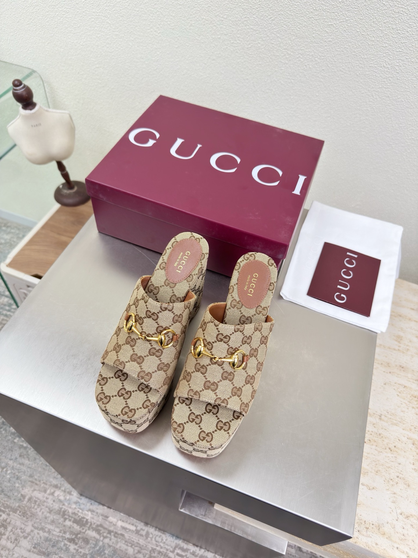 NO:750593,Platform sole Saddle buckle Deep mouth slippers Genuine leather outsole Boutique packaging GUCCI apricot original Double G jacquard fabric Walking shoe style show Gucci flat loafers Stylish brand LOGOs with super recognition and high recognition Various brands are competing for brands, and super series and high-series GUCCI is not also behind the times Gucci Paris fashion show style  This series interprets the new fashion charm and continues the ultra-high heel design. It has won the favor of well-known overseas bloggers and millions of fans. It is sold well at home and abroad and is out of stock. The top version is in candy color. Each color is absolutely beautiful. Colors are available. Upper shoes: original double G jacquard fabric. Lining: imported leather. Bottom shoes: original leather outsole. Size: 35 36 37 38 39 40 41 42 (order 40 41 42)  Packaging: GUCCI full set of original packaging, slippers, gucci, gucci, loafers, slippers, Leather soles19860909松糕底 马鞍扣 深口拖鞋 真皮大底 精品包装 GUCCI  杏色 原版 双G提花布  走鞋款秀 古驰平底乐福鞋  时尚的品牌LOGO持加,具有超辨高识度各品大争牌恐先推后出超系跟高列GUCCI不也落伍 Guccl巴黎时装秀场款 此系列演绎全新时尚魅力延续超高跟设计,深得海外知名博主青睐千万粉丝博主倾情演绎,畅销海内外国内已经断货,顶级版本糖果色配色,每个颜色都是绝美知知,颜色供选 面鞋:原版双G提花布料 里内:进口皮羊 底鞋:原版真皮大底 码数:35 36 37 38 39 40 41 42 (40 41 42订) 包装:GUCCI全套原包版装,拖鞋,gucci,gucci,loafers,slippers,Leather soles,Women's Shoes