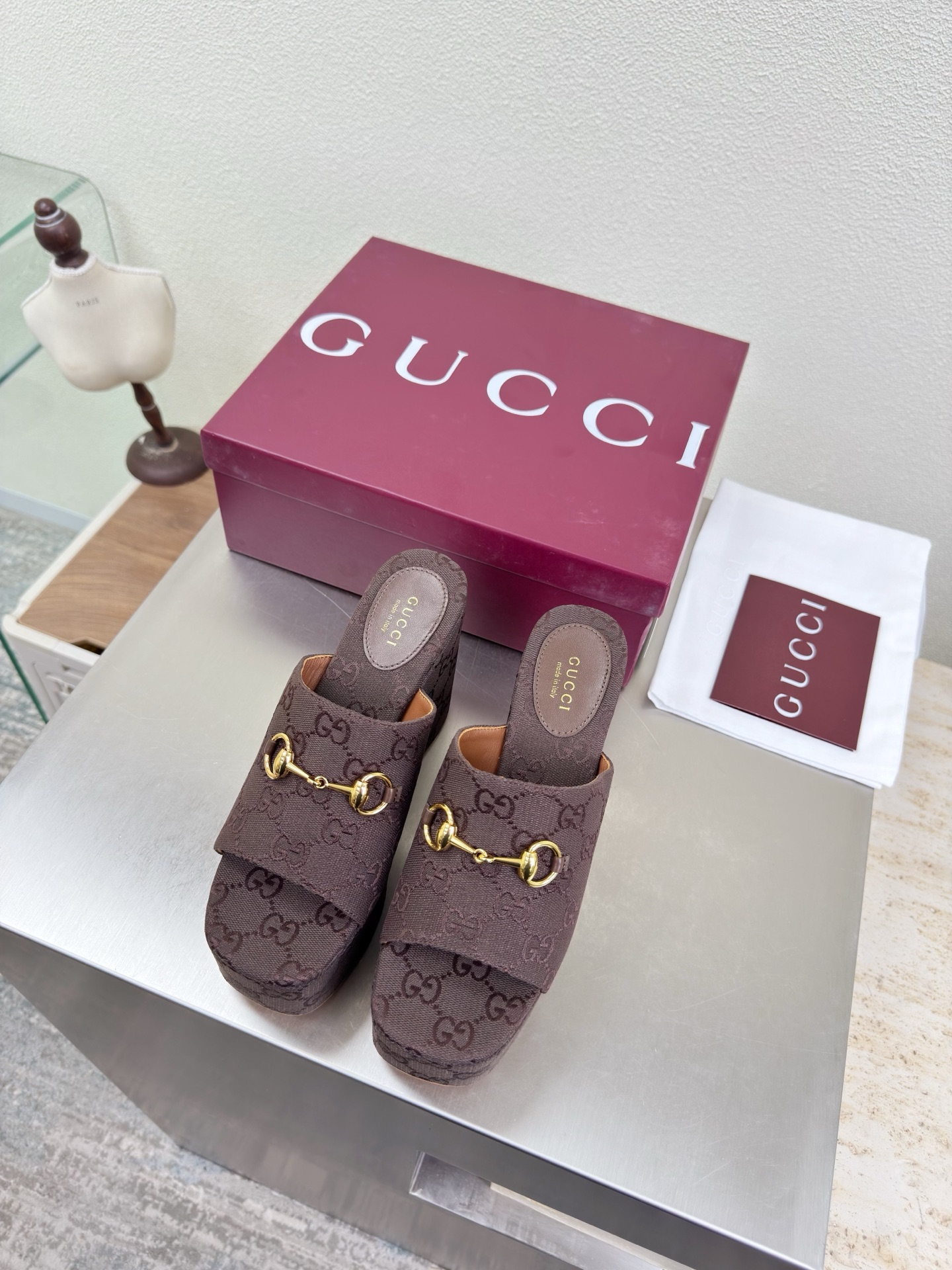 NO:750598,Platform sole Saddle buckle Deep slippers Genuine leather outsole Premium packaging GUCCI Brown original version Double G jacquard fabric Walking shoe style show Gucci flat loafers Stylish brand LOGOs with super recognition and high recognition Various products compete for brands and are eager to launch super series and high-end GUCCI is not behind the times Gucci Paris fashion show model  This series interprets the new fashion charm and continues the ultra-high heel design. It has won the favor of well-known overseas bloggers and millions of fans. It is sold well at home and abroad and is out of stock. The top version is in candy color. Each color is absolutely beautiful. Colors are available. Upper shoes: original double G jacquard fabric. Lining: imported leather. Bottom shoes: original leather outsole. Size: 35 36 37 38 39 40 41 42 (order 40 41 42)  Packaging: GUCCI full set of original packaging, slippers, gucci, gucci, loafers, slippers, Leather soles19860909松糕底 马鞍扣 深口拖鞋 真皮大底 精品包装 GUCCI  咖啡色原版 双G提花布  走鞋款秀 古驰平底乐福鞋  时尚的品牌LOGO持加,具有超辨高识度各品大争牌恐先推后出超系跟高列GUCCI不也落伍 Guccl巴黎时装秀场款 此系列演绎全新时尚魅力延续超高跟设计,深得海外知名博主青睐千万粉丝博主倾情演绎,畅销海内外国内已经断货,顶级版本糖果色配色,每个颜色都是绝美知知,颜色供选 面鞋:原版双G提花布料 里内:进口皮羊 底鞋:原版真皮大底 码数:35 36 37 38 39 40 41 42 (40 41 42订) 包装:GUCCI全套原包版装,拖鞋,gucci,gucci,loafers,slippers,Leather soles,Women's Shoes