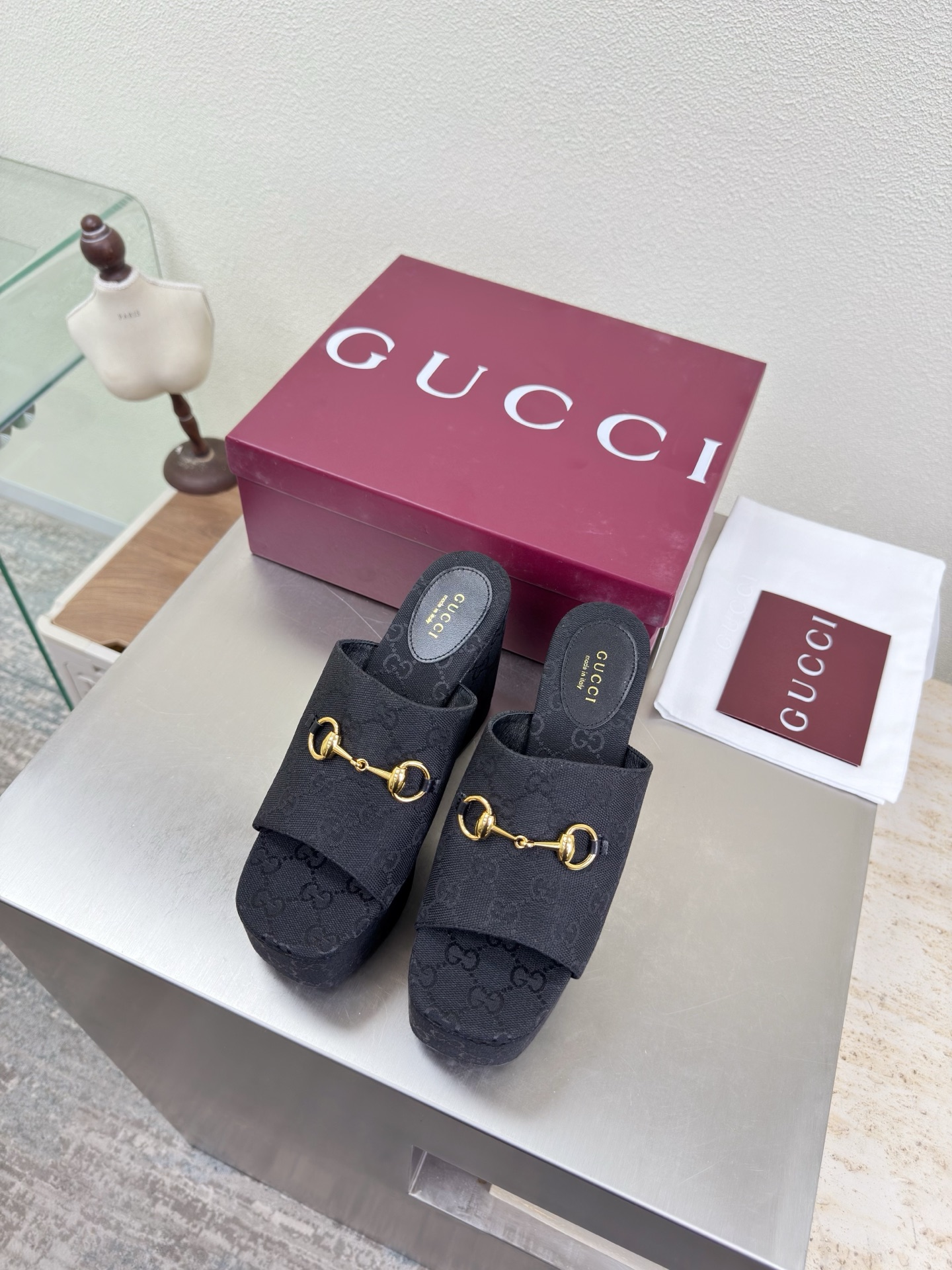 NO:750603,Platform sole Saddle buckle Deep mouth slippers Genuine leather outsole Premium packaging GUCCI Black Original Double G Jacquard Cloth Walking shoe style show Gucci flat loafers Stylish brand LOGO, highly recognizable and highly recognizable. Various products are vying for brands. Super series and high-series GUCCI is not behind the times. Gucci's Paris fashion show model  This series interprets the new fashion charm and continues the ultra-high heel design. It has won the favor of well-known overseas bloggers and millions of fans. It is sold well at home and abroad and is out of stock. The top version is in candy color. Each color is absolutely beautiful. Colors are available. Upper shoes: original double G jacquard fabric. Lining: imported leather. Bottom shoes: original leather outsole. Size: 35 36 37 38 39 40 41 42 (order 40 41 42)  Packaging: GUCCI full set of original packaging, slippers, gucci, gucci, loafers, slippers, Leather soles19860909松糕底 马鞍扣 深口拖鞋 真皮大底 精品包装 GUCCI  黑色 原版 双G提花布  走鞋款秀 古驰平底乐福鞋  时尚的品牌LOGO持加,具有超辨高识度各品大争牌恐先推后出超系跟高列GUCCI不也落伍 Guccl巴黎时装秀场款 此系列演绎全新时尚魅力延续超高跟设计,深得海外知名博主青睐千万粉丝博主倾情演绎,畅销海内外国内已经断货,顶级版本糖果色配色,每个颜色都是绝美知知,颜色供选 面鞋:原版双G提花布料 里内:进口皮羊 底鞋:原版真皮大底 码数:35 36 37 38 39 40 41 42 (40 41 42订) 包装:GUCCI全套原包版装,拖鞋,gucci,gucci,loafers,slippers,Leather soles,Women's Shoes