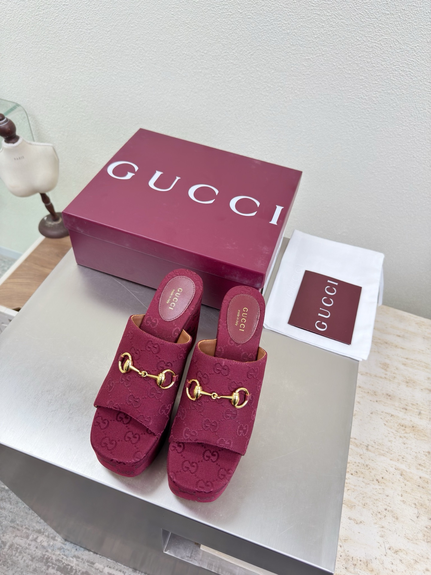 NO:750555,Platform sole Saddle buckle Deep slippers Genuine leather outsole Premium packaging GUCCI Burgundy original version Double G jacquard fabric Walking shoe style show Gucci flat loafers Stylish brand LOGOs with super recognition and high recognition Various products are competing for brands and are eager to launch super series and high-end GUCCI is not behind the times Gucci Paris fashion show model  This series interprets the new fashion charm and continues the ultra-high heel design. It has won the favor of well-known overseas bloggers and millions of fans. It is sold well at home and abroad and is out of stock. The top version is in candy color. Each color is absolutely beautiful. Colors are available. Upper shoes: original double G jacquard fabric. Lining: imported leather. Bottom shoes: original leather outsole. Size: 35 36 37 38 39 40 41 42 (order 40 41 42)  Packaging: GUCCI full set of original packaging, slippers, gucci, gucci, loafers, slippers, Leather soles19860909松糕底 马鞍扣 深口拖鞋 真皮大底 精品包装 GUCCI  酒红色原版 双G提花布  走鞋款秀 古驰平底乐福鞋  时尚的品牌LOGO持加,具有超辨高识度各品大争牌恐先推后出超系跟高列GUCCI不也落伍 Guccl巴黎时装秀场款 此系列演绎全新时尚魅力延续超高跟设计,深得海外知名博主青睐千万粉丝博主倾情演绎,畅销海内外国内已经断货,顶级版本糖果色配色,每个颜色都是绝美知知,颜色供选 面鞋:原版双G提花布料 里内:进口皮羊 底鞋:原版真皮大底 码数:35 36 37 38 39 40 41 42 (40 41 42订) 包装:GUCCI全套原包版装,拖鞋,gucci,gucci,loafers,slippers,Leather soles,Women's Shoes
