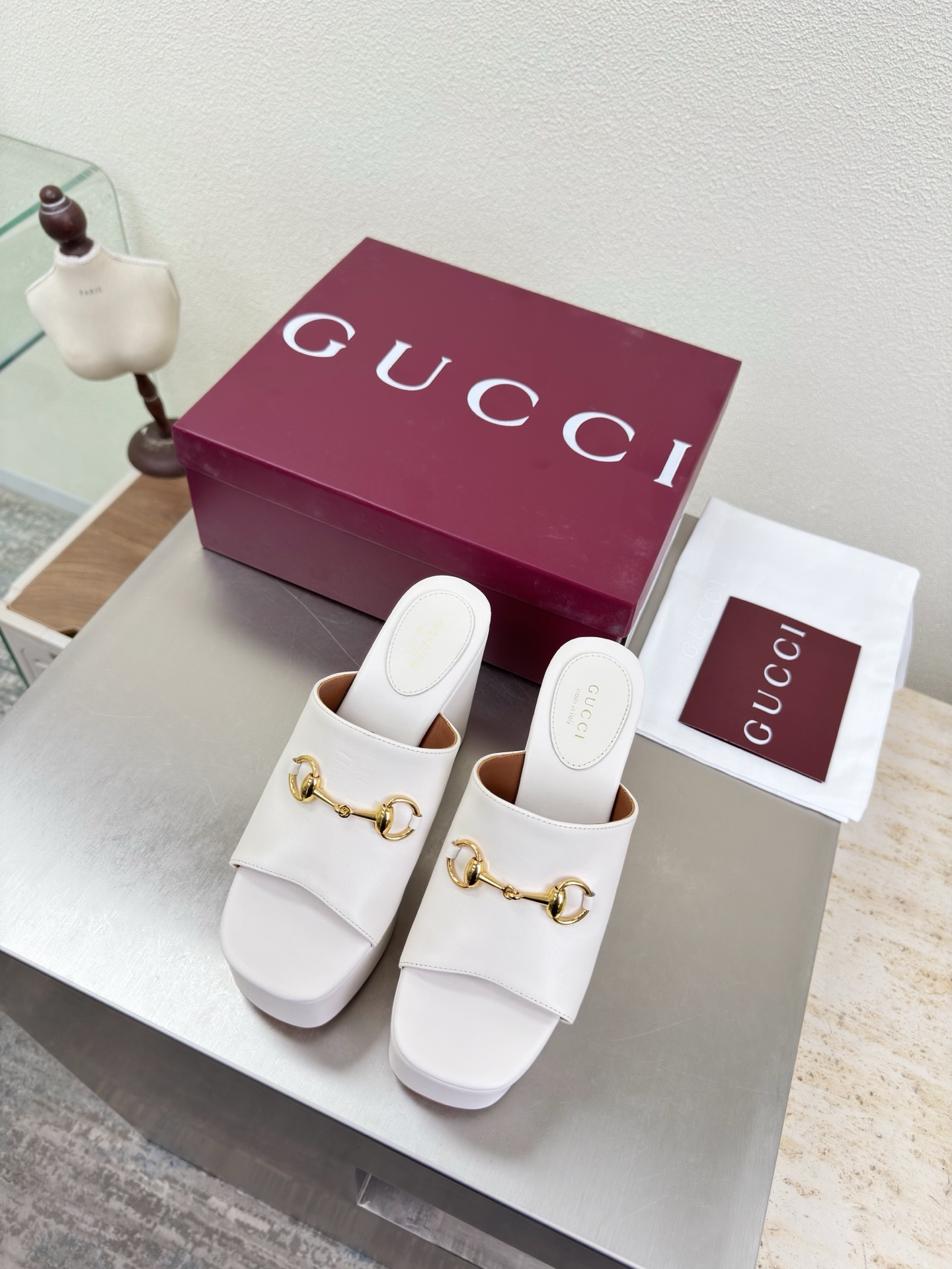 NO:750561,Platform sole, saddle buckle, deep mouth slippers, genuine leather outsole, premium packaging, GUCCI, white calfskin, walking shoe style, Gucci flat loafers, fashionable brand LOGOs, super recognizable and highly recognizable. Various products are competing for brands, and super series and high-end series are launched first. GUCCI is not behind the times at the Paris fashion show.  This series interprets the new fashion charm and continues the ultra-high heel design. It has won the favor of well-known overseas bloggers and millions of fans. It is sold well at home and abroad and has been sold out in China. The top version is in candy color. Each color is absolutely beautiful. The colors are optional. Upper shoes: first-layer calfskin. Lining: imported leather sheep. Sole shoes: original genuine leather outsole. Size: 35 36 37 38 39 40 41 42 (order 40 41 42)  Packaging: GUCCI full set of original packaging, slippers, gucci, gucci, loafers, slippers, cowhide, Leather soles19860909松糕底 马鞍扣 深口拖鞋 真皮大底 精品包装 GUCCI  白色小牛皮  走鞋款秀 古驰平底乐福鞋  时尚的品牌LOGO持加,具有超辨高识度各品大争牌恐先推后出超系跟高列GUCCI不也落伍 Guccl巴黎时装秀场款 此系列演绎全新时尚魅力延续超高跟设计,深得海外知名博主青睐千万粉丝博主倾情演绎,畅销海内外国内已经断货,顶级版本糖果色配色,每个颜色都是绝美知知,颜色供选 面鞋:头层小牛皮 里内:进口皮羊 底鞋:原版真皮大底 码数:35 36 37 38 39 40 41 42 (40 41 42订) 包装:GUCCI全套原包版装,拖鞋,gucci,gucci,loafers,slippers,cowhide,Leather soles,Women's Shoes
