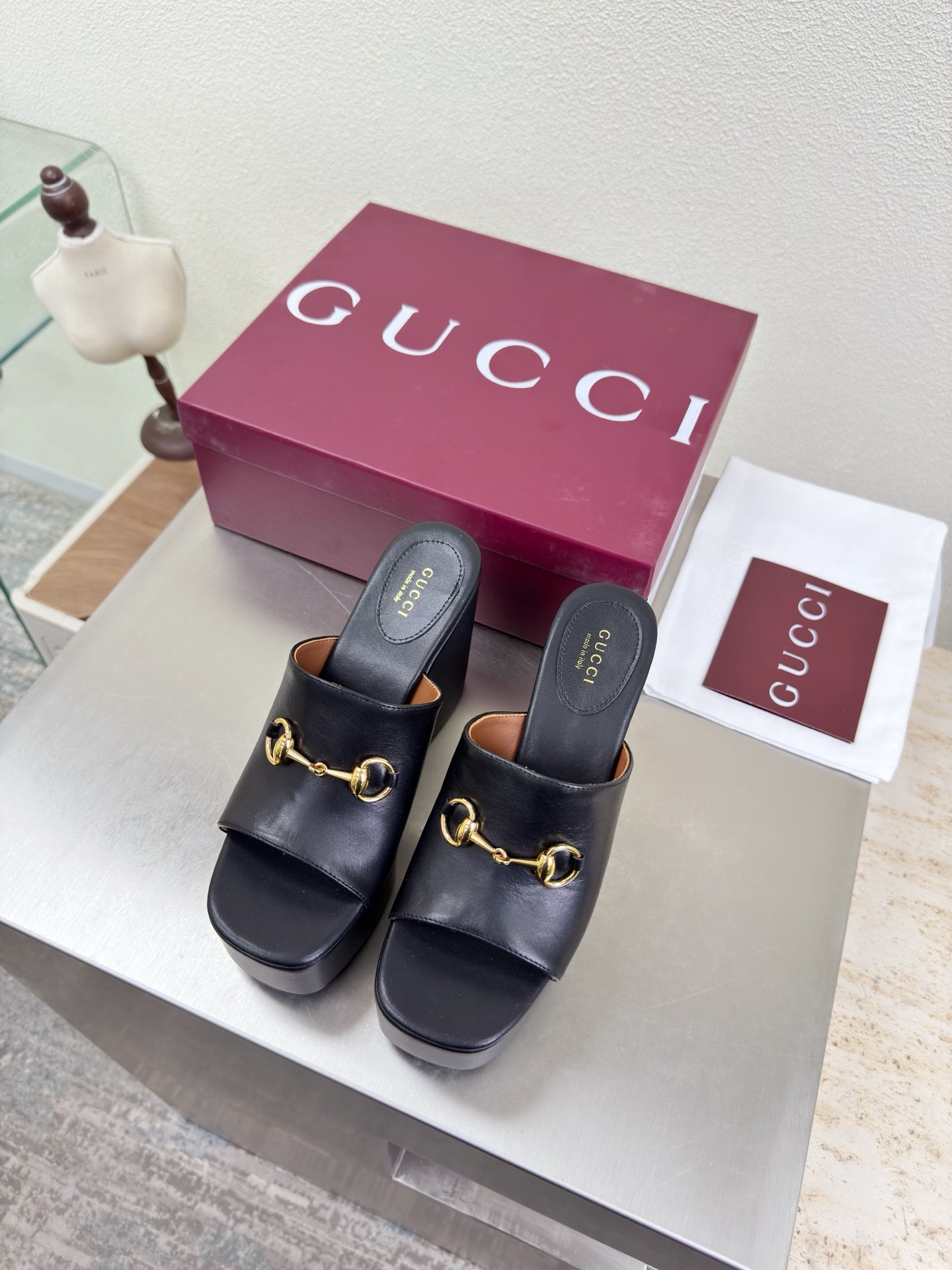 NO:750566,Platform sole, saddle buckle, deep mouth slippers, genuine leather outsole, premium packaging, GUCCI, black calfskin, walking shoe style, Gucci flat loafers, fashionable brand LOGOs, highly recognizable and highly recognizable. Various products are competing for brands, and super series and high-series GUCCI is not behind the times. Gucci's Paris fashion show style  This series interprets the new fashion charm and continues the ultra-high heel design. It has won the favor of well-known overseas bloggers and millions of fans. It is sold well at home and abroad and has been sold out in China. The top version is in candy color. Each color is absolutely beautiful. The colors are optional. Upper shoes: first-layer calfskin. Lining: imported leather sheep. Sole shoes: original genuine leather outsole. Size: 35 36 37 38 39 40 41 42 (order 40 41 42)  Packaging: GUCCI full set of original packaging, slippers, gucci, gucci, loafers, slippers, cowhide, Leather soles19860909松糕底 马鞍扣 深口拖鞋 真皮大底 精品包装 GUCCI  黑色小牛皮  走鞋款秀 古驰平底乐福鞋  时尚的品牌LOGO持加,具有超辨高识度各品大争牌恐先推后出超系跟高列GUCCI不也落伍 Guccl巴黎时装秀场款 此系列演绎全新时尚魅力延续超高跟设计,深得海外知名博主青睐千万粉丝博主倾情演绎,畅销海内外国内已经断货,顶级版本糖果色配色,每个颜色都是绝美知知,颜色供选 面鞋:头层小牛皮 里内:进口皮羊 底鞋:原版真皮大底 码数:35 36 37 38 39 40 41 42 (40 41 42订) 包装:GUCCI全套原包版装,拖鞋,gucci,gucci,loafers,slippers,cowhide,Leather soles,Women's Shoes