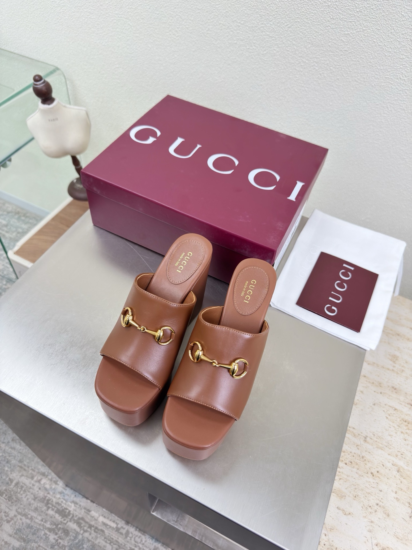 NO:750572,Platform sole, saddle buckle, deep mouth slippers, genuine leather outsole, premium packaging, GUCCI, brown, calfskin, walking shoe style, Gucci flat loafers, fashionable brand LOGOs, super recognizable and highly recognizable. Various products are vying for brands, and they are ready to launch super series and high-end series. GUCCI is not behind the times at the Gucci Paris fashion show.  This series interprets the new fashion charm and continues the ultra-high heel design. It has won the favor of well-known overseas bloggers and millions of fans. It is sold well at home and abroad and has been sold out in China. The top version is in candy color. Each color is absolutely beautiful. The colors are optional. Upper shoes: first-layer calfskin. Lining: imported leather sheep. Sole shoes: original genuine leather outsole. Size: 35 36 37 38 39 40 41 42 (order 40 41 42)  Packaging: GUCCI full set of original packaging, slippers, gucci, gucci, loafers, slippers, cowhide, Leather soles19860909松糕底 马鞍扣 深口拖鞋 真皮大底 精品包装 GUCCI  棕色 小牛皮  走鞋款秀 古驰平底乐福鞋  时尚的品牌LOGO持加,具有超辨高识度各品大争牌恐先推后出超系跟高列GUCCI不也落伍 Guccl巴黎时装秀场款 此系列演绎全新时尚魅力延续超高跟设计,深得海外知名博主青睐千万粉丝博主倾情演绎,畅销海内外国内已经断货,顶级版本糖果色配色,每个颜色都是绝美知知,颜色供选 面鞋:头层小牛皮 里内:进口皮羊 底鞋:原版真皮大底 码数:35 36 37 38 39 40 41 42 (40 41 42订) 包装:GUCCI全套原包版装,拖鞋,gucci,gucci,loafers,slippers,cowhide,Leather soles,Women's Shoes