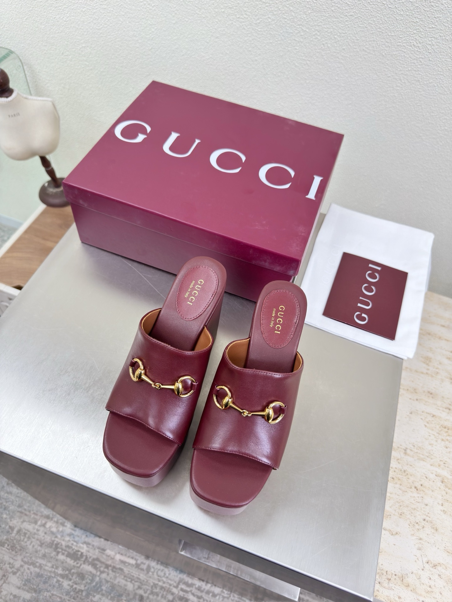 NO:750578,Platform sole, saddle buckle, deep mouth slippers, genuine leather outsole, premium packaging, GUCCI, burgundy calf leather, walking shoe style show, Gucci flat loafers, fashionable brand LOGOs, super recognizable and highly recognizable. Various products are competing for brands, and they are launching super series and high-end models first. GUCCI is not behind the times at the Gucci Paris fashion show.  This series interprets the new fashion charm and continues the ultra-high heel design. It has won the favor of well-known overseas bloggers and millions of fans. It is sold well at home and abroad and has been sold out in China. The top version is in candy color. Each color is absolutely beautiful. The colors are optional. Upper shoes: first-layer calfskin. Lining: imported leather sheep. Sole shoes: original genuine leather outsole. Size: 35 36 37 38 39 40 41 42 (order 40 41 42)  Packaging: GUCCI full set of original packaging, slippers, gucci, gucci, loafers, slippers, cowhide, Leather soles19860909松糕底 马鞍扣 深口拖鞋 真皮大底 精品包装 GUCCI  酒红色小牛皮  走鞋款秀 古驰平底乐福鞋  时尚的品牌LOGO持加,具有超辨高识度各品大争牌恐先推后出超系跟高列GUCCI不也落伍 Guccl巴黎时装秀场款 此系列演绎全新时尚魅力延续超高跟设计,深得海外知名博主青睐千万粉丝博主倾情演绎,畅销海内外国内已经断货,顶级版本糖果色配色,每个颜色都是绝美知知,颜色供选 面鞋:头层小牛皮 里内:进口皮羊 底鞋:原版真皮大底 码数:35 36 37 38 39 40 41 42 (40 41 42订) 包装:GUCCI全套原包版装,拖鞋,gucci,gucci,loafers,slippers,cowhide,Leather soles,Women's Shoes