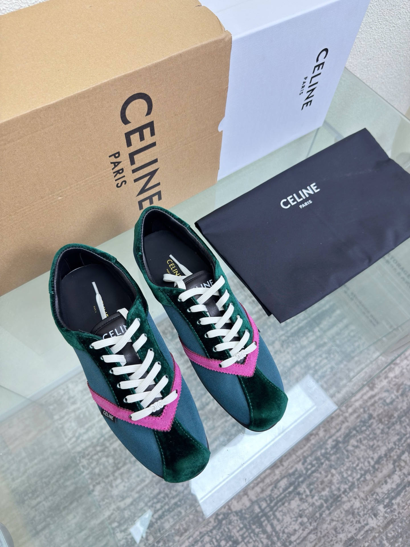 NO:750565,CELINE spring sneakers Arc de Triomphe series emerald family element design logo lambskin material Arc de Triomphe logo lining lambskin for feet, full of three-dimensional sense, benchmarking and versioning, comfortable and high-end, lambskin for feet, original design, midsole is consistent with the original version, shaped midsole, consistent with the original version, molded logo outsole, clear, three-dimensional, focus on small details, consistent with the original fabric, equipped with original packaging 35 36 37 38 39  40 40 size customization, super beautiful, super age-reducing, casual shoes/sports shoes, celine, sneakers, sheepskin19860909CELINE 春款 运动鞋 凯旋门系列   祖母绿 家族元素设计 logo  小羊皮材质 凯旋门logo  内里 垫脚小羊皮  立体感十足 对标对版  舒适高端   垫脚 小羊皮  原版设计 中底选用原版一致 定型中底  原版一致 成型logo大底 清晰 立体  小细节见大专注  原版一致面料  配置原版包装  35 36 37 38 39 40  40 码定制 超级美 超级减龄,休闲鞋/运动鞋,celine,sneakers,sheepskin,Women's Shoes
