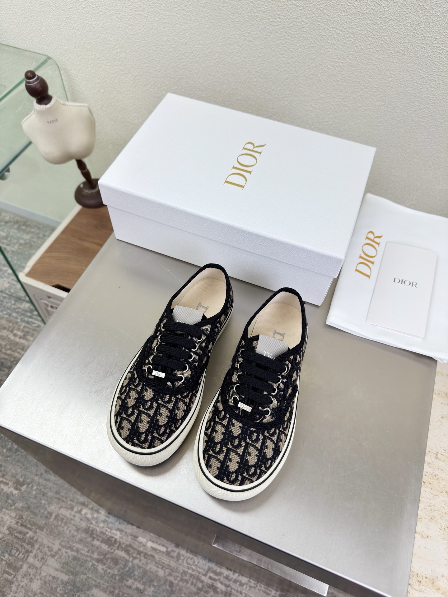 NO:750511,Dior super age-reducing series, thick-soled round toe, strappy sneakers, black with apricot, classic jacquard fabric, brand logo webbing series, brand logo full of texture, shoe shape upgraded to the ultimate foot feel, super beautiful, this year's essential fashion item D-DOLL series of classic pearl accessories are fashionable and versatile, full of girly feeling, more than a little joy, one-piece outsole printed with brand logo, decorated with a little bit of fashion. Original consistent canvas lining, one-piece outsole  With brand logo, size for women, 36 37 38 39 40 41 (40 41 customized size), with original packaging, casual shoes/sports shoes, dior, sneakers19860909Dior 超减龄系列 厚底圆头 绑带运动鞋 黑色配杏色 经典提花布料  品牌logo织带 系列 品牌 logo质感满满 鞋型升级到极致脚感 超级美 今年必不可少的时尚单品 D-DOLL系列经典珍珠配饰时髦又百搭,少女感十足 欣喜不止一点点  一体成型大底 印有品牌logo,装饰搭配有一点点小时装.  原版一致帆布内里 一体成型大底 带品牌logo  码数 女款 36 37 38 39 40 41  （40 41 定做码数） 配原版包装,休闲鞋/运动鞋,dior,sneakers,Women's Shoes