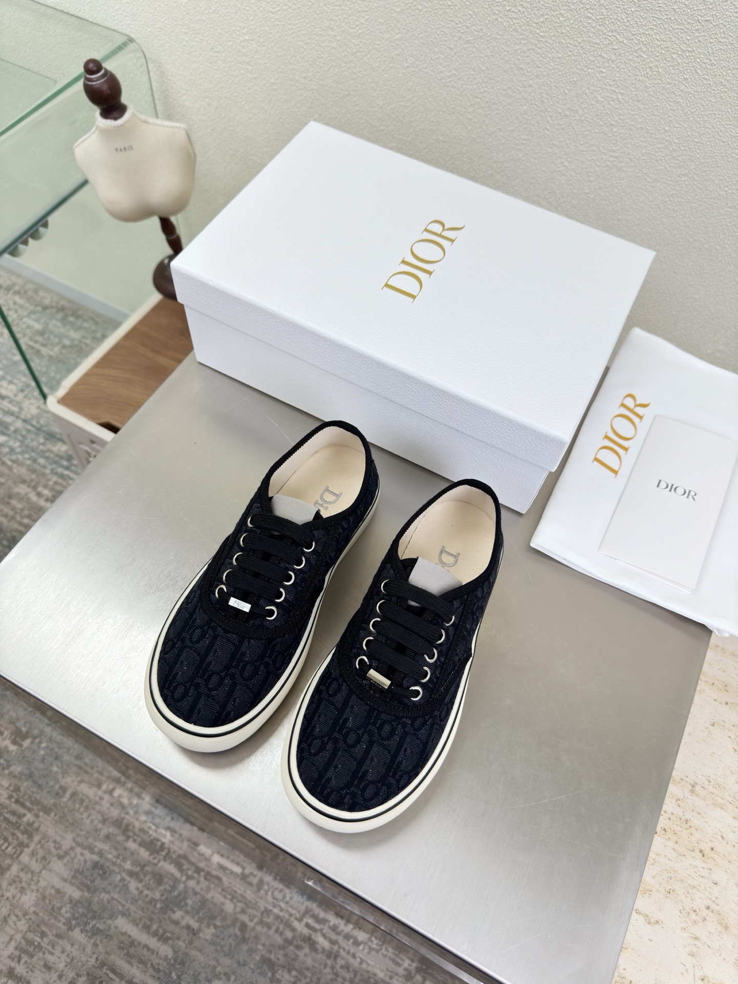 NO:750519,Dior super age-reducing series, thick-soled round toe strap sneakers, black, classic jacquard fabric, brand logo webbing series, brand logo full of texture, shoe shape upgraded to the ultimate foot feel, super beautiful, this year's essential fashion item D-DOLL series classic pearl accessories are fashionable and versatile, full of girly feeling, more than a little bit happy. One-piece outsole printed with brand logo, decorated with a little bit of fashion. Original canvas lining, one-piece outsole with brand logo  Size Women's 36 37 38 39 40 41 (40 41 customized size) Comes with original packaging, casual shoes/sports shoes, dior, sneakers19860909Dior 超减龄系列 厚底圆头 绑带运动鞋 黑色 经典提花布料  品牌logo织带 系列 品牌 logo质感满满 鞋型升级到极致脚感 超级美 今年必不可少的时尚单品 D-DOLL系列经典珍珠配饰时髦又百搭,少女感十足 欣喜不止一点点  一体成型大底 印有品牌logo,装饰搭配有一点点小时装.  原版一致帆布内里 一体成型大底 带品牌logo  码数 女款 36 37 38 39 40 41  （40 41 定做码数） 配原版包装,休闲鞋/运动鞋,dior,sneakers,Women's Shoes