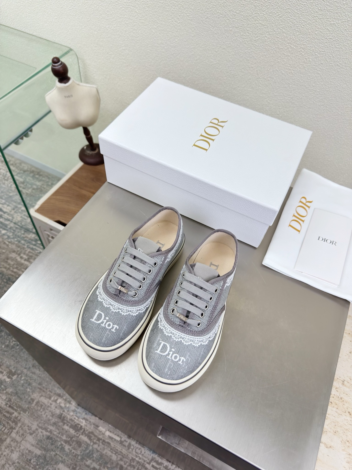 NO:750523,Dior embroidery super age-reducing series thick-soled round toe lace-up sneakers gray three-dimensional embroidery brand logo web series full brand logo texture upgraded to the ultimate foot feel super beautiful this year's essential fashion item D-DOLL series classic pearl accessories are fashionable and versatile, full of girly feeling more than a little bit happy one-piece outsole printed with brand logo, decorated with a little bit of fashion. Original consistent canvas lining one-piece outsole  With brand logo, size for women, 36 37 38 39 40 41 (40 41 customized size), with original packaging, casual shoes/sports shoes, dior, sneakers19860909Dior 刺绣 超减龄系列 厚底圆头 绑带运动鞋 灰色 立体刺绣  品牌logo织带 系列  品牌 logo质感满满 鞋型升级到极致脚感 超级美 今年必不可少的时尚单品 D-DOLL系列经典珍珠配饰时髦又百搭,少女感十足 欣喜不止一点点  一体成型大底 印有品牌logo,装饰搭配有一点点小时装.  原版一致帆布内里 一体成型大底 带品牌logo  码数 女款 36 37 38 39 40 41  （40 41 定做码数） 配原版包装,休闲鞋/运动鞋,dior,sneakers,Women's Shoes